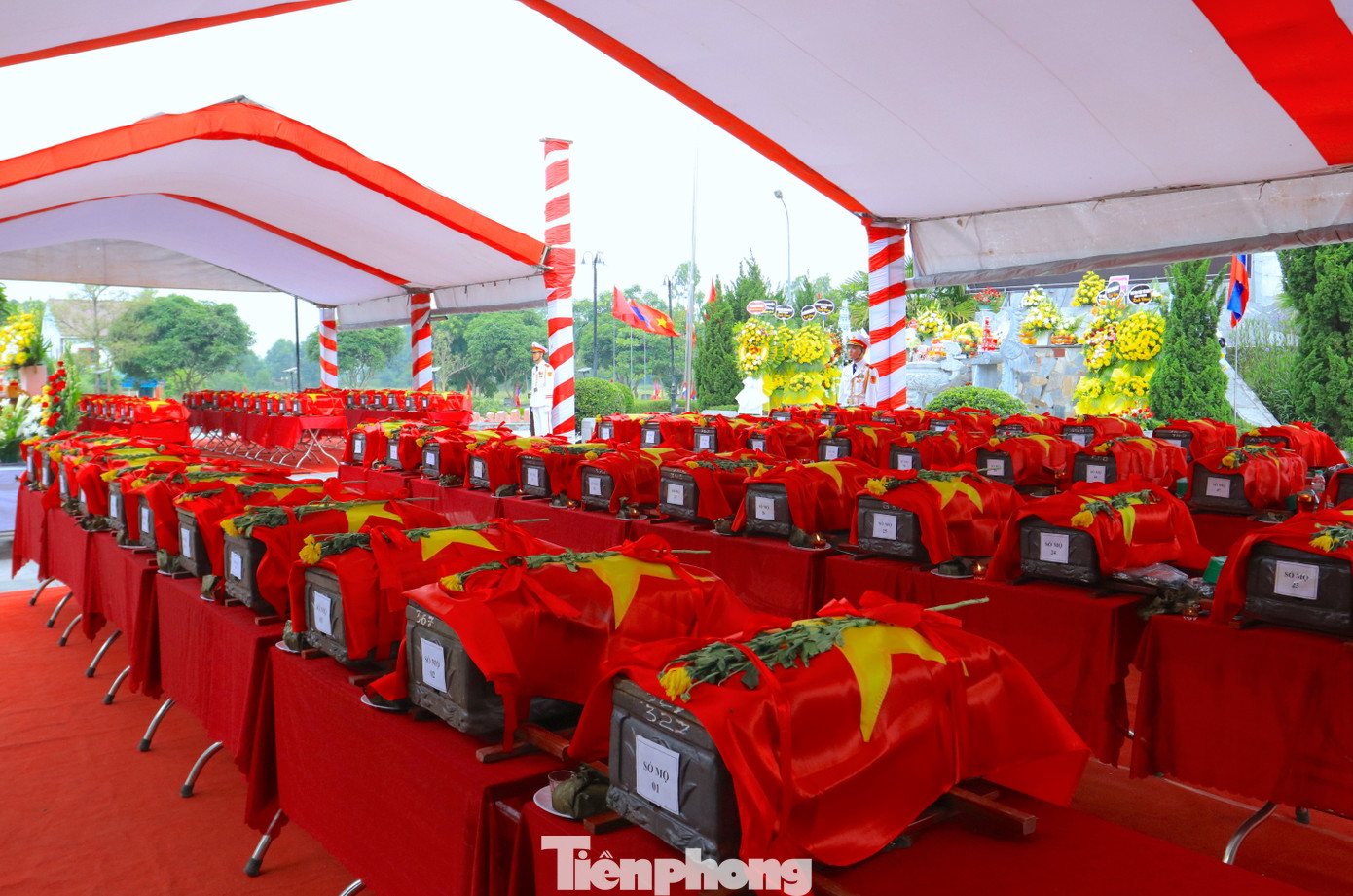 Sáng 21/5, tại tỉnh Xiêng Khoảng (Lào), đoàn công tác đặc biệt 4 tỉnh Xiêng Khoảng, Viêng Chăn, Xay Sổm Bun (Lào) và tỉnh Nghệ An đã tổ chức trang nghiêm, trọng thể Lễ cầu siêu và bàn giao, di chuyển hài cốt các anh hùng liệt sỹ Việt Nam hy sinh tại Lào về đất mẹ.