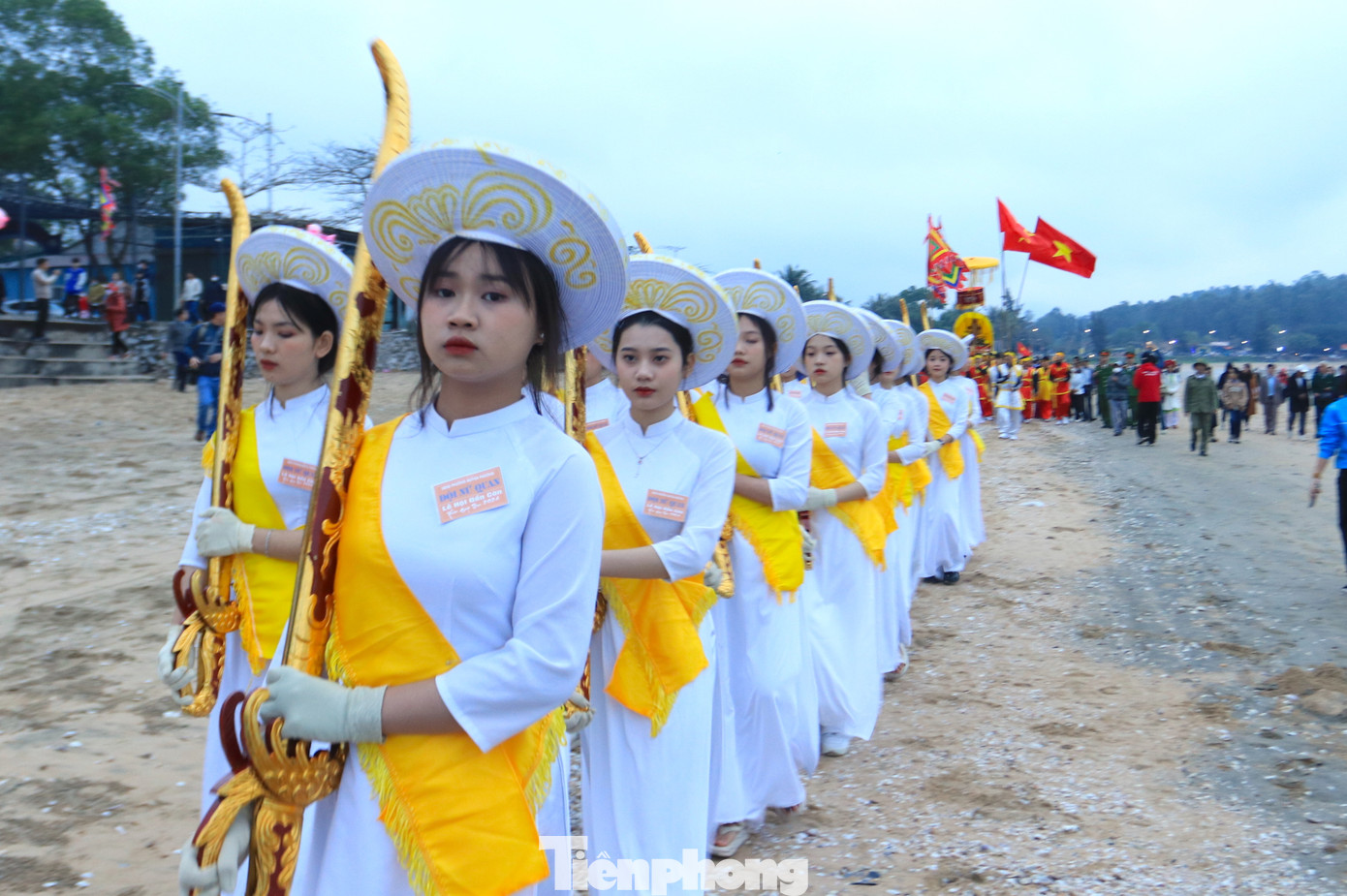 Điều đặc biệt trong nghi lễ cầu ngư ở lễ hội Đền Cờn là Đội Nữ quan của đoàn rước với 23 thiếu nữ, tay cầm bảo kiếm, đao được sơn son thiếp vàng phục vụ nghi lễ. Điều đặc biệt trong nghi lễ cầu ngư ở lễ hội Đền Cờn là Đội Nữ quan của đoàn rước với 23 thiếu nữ, tay cầm bảo kiếm, đao được sơn son thiếp vàng phục vụ nghi lễ.