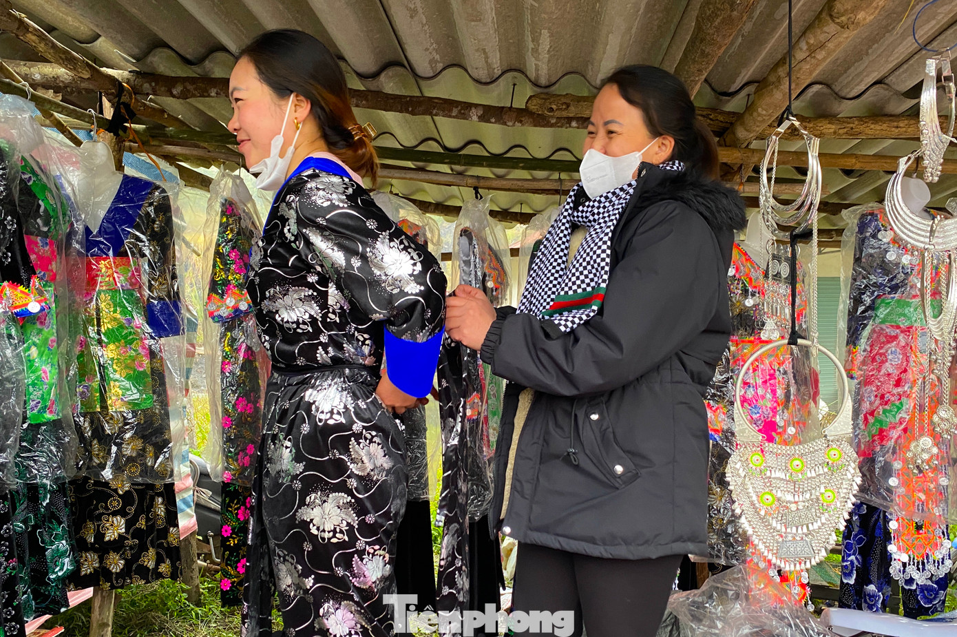 Nhiều thiếu nữ tranh thủ đến chợ chọn mua những bộ trang phục truyền thống để diện vào dịp Tết cổ truyền. Nhiều thiếu nữ tranh thủ đến chợ chọn mua những bộ trang phục truyền thống để diện vào dịp Tết cổ truyền.