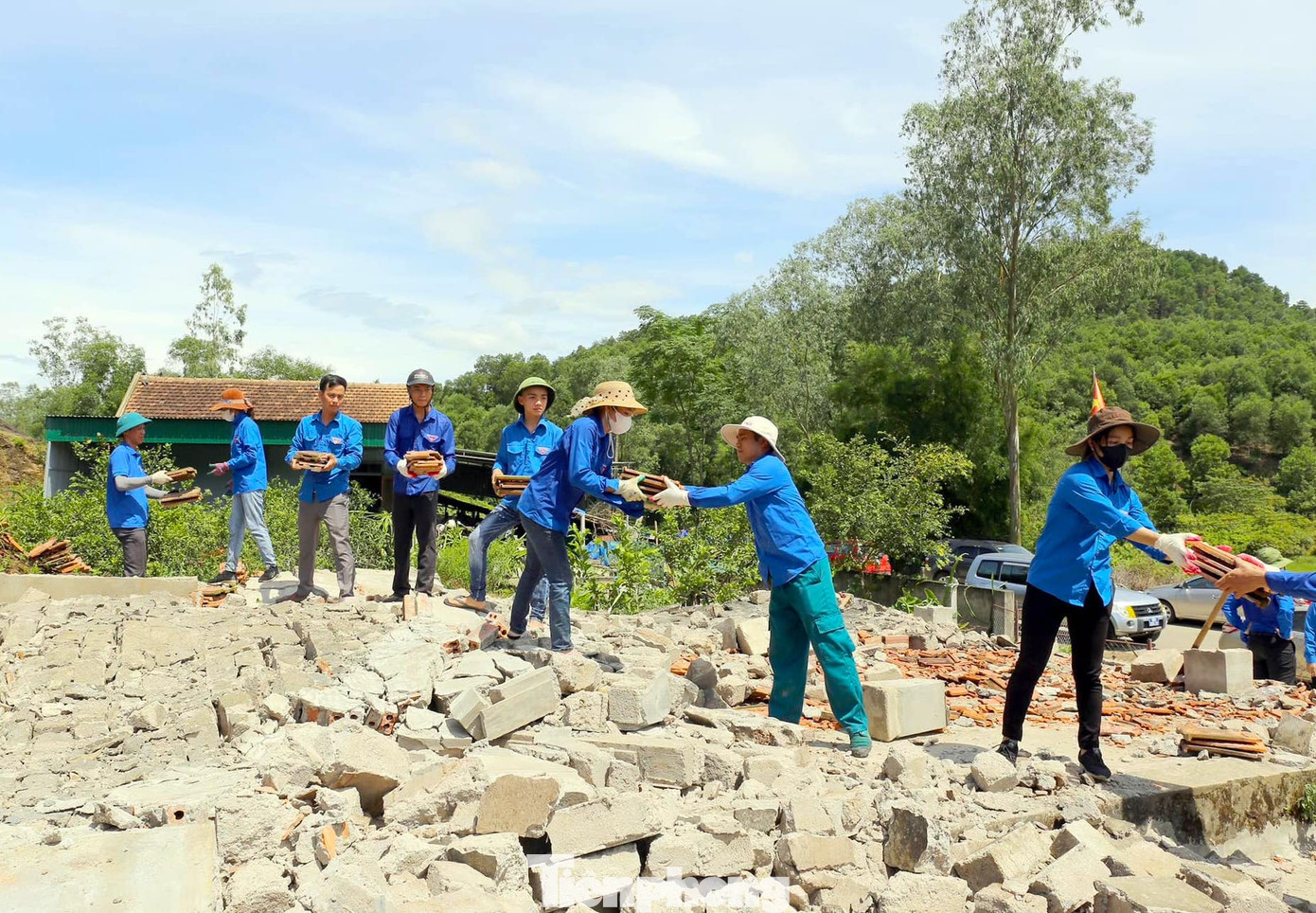 Để hỗ trợ đội ngũ thi công đường điện 500kV mạch 3, Tỉnh Đoàn Nghệ An đã thành lập 74 đội hình xung kích tình nguyện với hơn 1.100 đoàn viên thanh niên tham gia vận động người dân bàn giao mặt bằng, tuyên truyền tầm quan trọng của dự án; tiếp sức cán bộ công nhân thi công; hỗ trợ khuân vác vật liệu; di dời nhà cửa giải phóng mặt bằng; chặt cây cối hành lang tuyến.