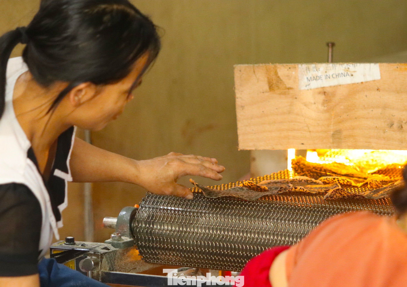 Bánh sau khi phơi sẽ được đưa vào máy nướng nhiệt. Những chiếc bánh ra lò thơm ngon sẽ được giao đi các đại lý và bày bán khắp các tỉnh thành trên cả nước. Bánh sau khi phơi sẽ được đưa vào máy nướng nhiệt. Những chiếc bánh ra lò thơm ngon sẽ được giao đi các đại lý và bày bán khắp các tỉnh thành trên cả nước.