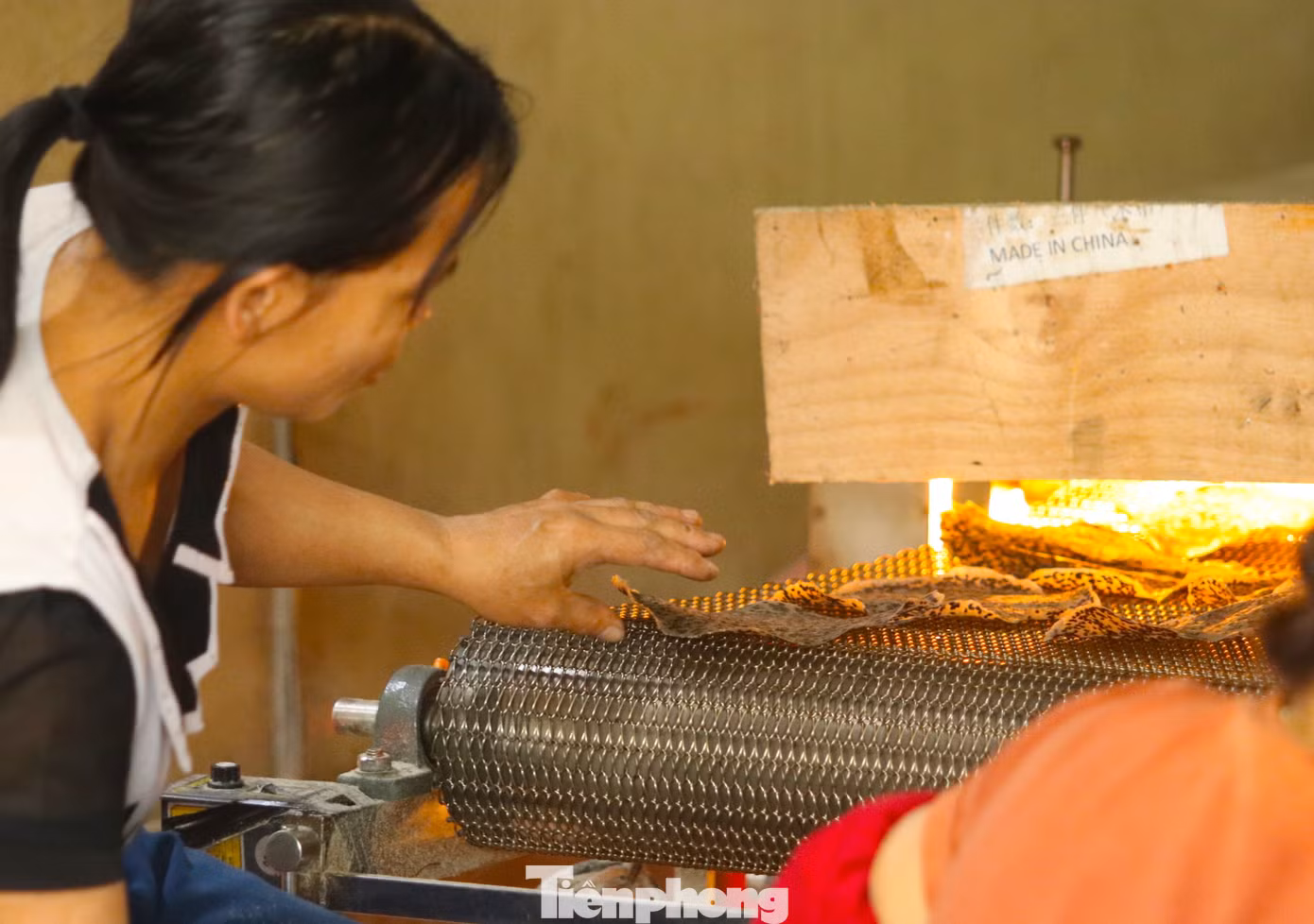 Bánh sau khi phơi sẽ được đưa vào máy nướng nhiệt. Những chiếc bánh ra lò thơm ngon sẽ được giao đi các đại lý và bày bán khắp các tỉnh thành trên cả nước. Bánh sau khi phơi sẽ được đưa vào máy nướng nhiệt. Những chiếc bánh ra lò thơm ngon sẽ được giao đi các đại lý và bày bán khắp các tỉnh thành trên cả nước.