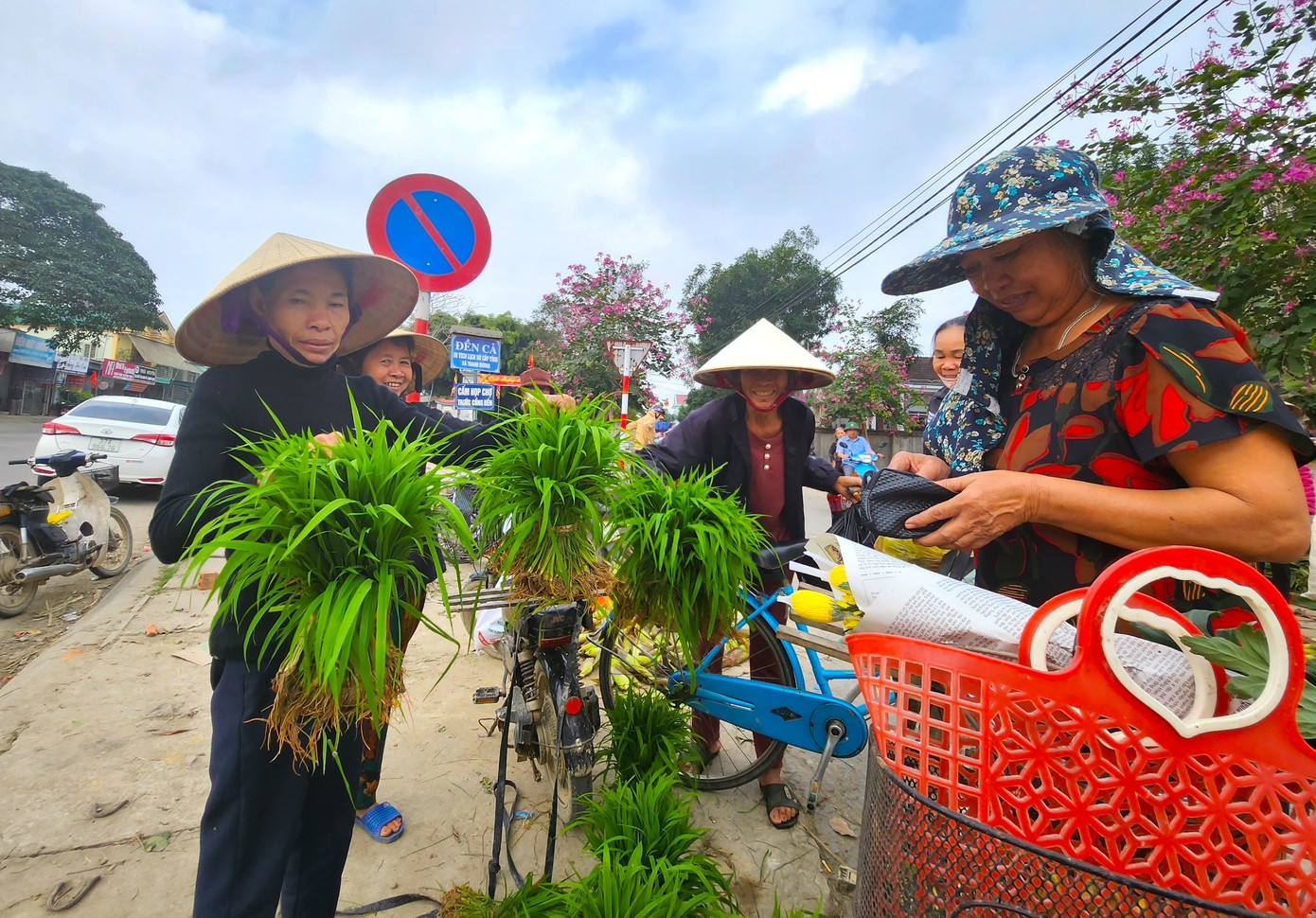 Phiên chợ này được xem là độc đáo nhất bởi mặt hàng chỉ là những bó mạ non. Một năm, phiên chợ tạm chỉ họp vài ngày đầu năm mới. Đây cũng là phiên chợ duy nhất trên địa bàn tỉnh Nghệ An diễn ra việc mua bán mạ non giữa những người nông dân với nhau.