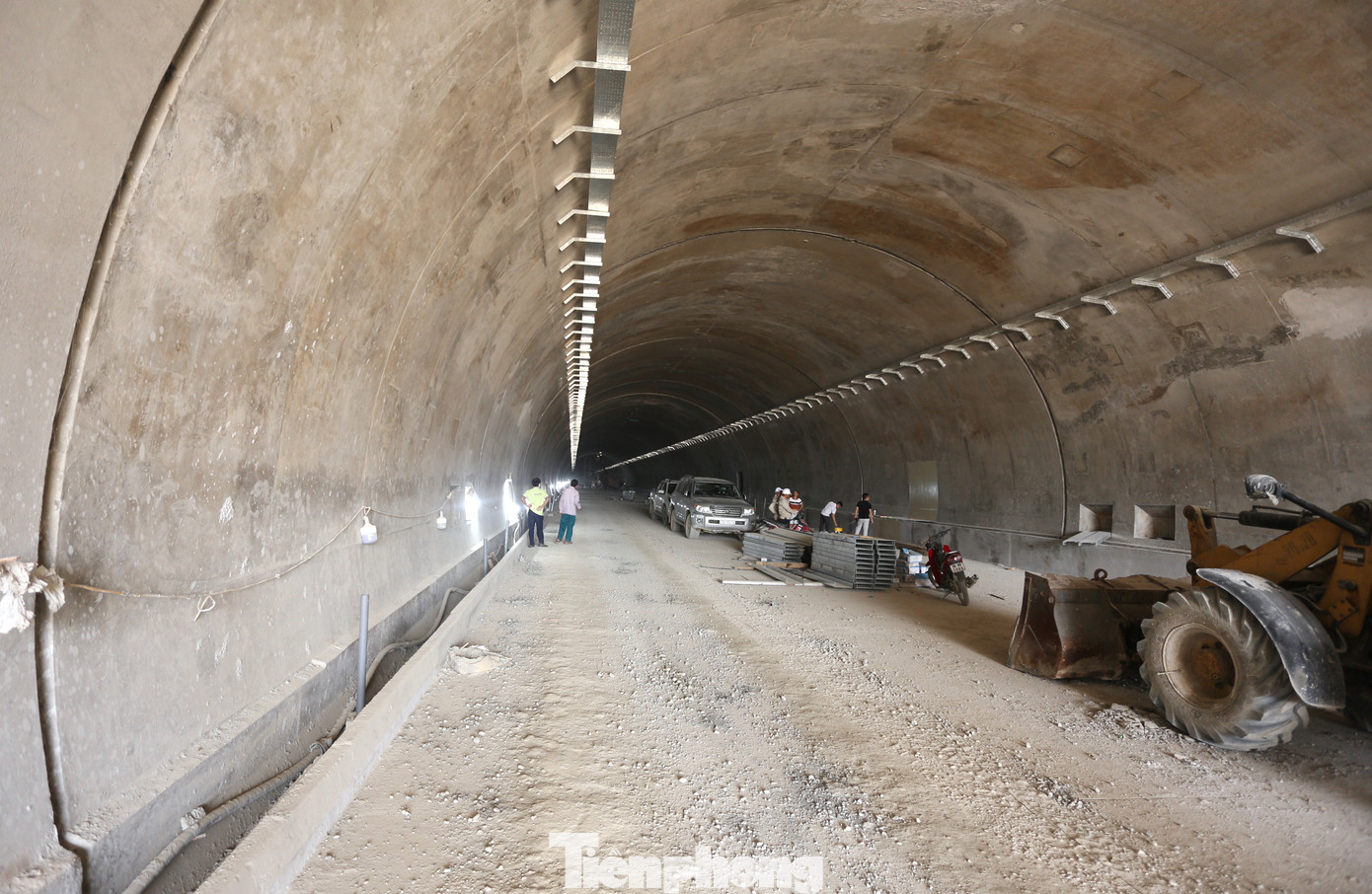 Trong vài ngày tới, công ty sẽ hoàn thiện việc thi công vỏ hầm. Theo đơn vị thi công, đến khoảng ngày 20/4 sẽ xong mặt đường hầm. Song song với đó, các hệ thống trong hầm, phòng cháy chữa cháy được lắp đặt hoàn thiện. Phấn đấu theo tinh thần chỉ đạo của Thủ tướng sẽ hoàn thành trước 30/4 để thông tuyến về đến nút giao quốc lộ 46. Trong vài ngày tới, công ty sẽ hoàn thiện việc thi công vỏ hầm. Theo đơn vị thi công, đến khoảng ngày 20/4 sẽ xong mặt đường hầm. Song song với đó, các hệ thống trong hầm, phòng cháy chữa cháy được lắp đặt hoàn thiện. Phấn đấu theo tinh thần chỉ đạo của Thủ tướng sẽ hoàn thành trước 30/4 để thông tuyến về đến nút giao quốc lộ 46.