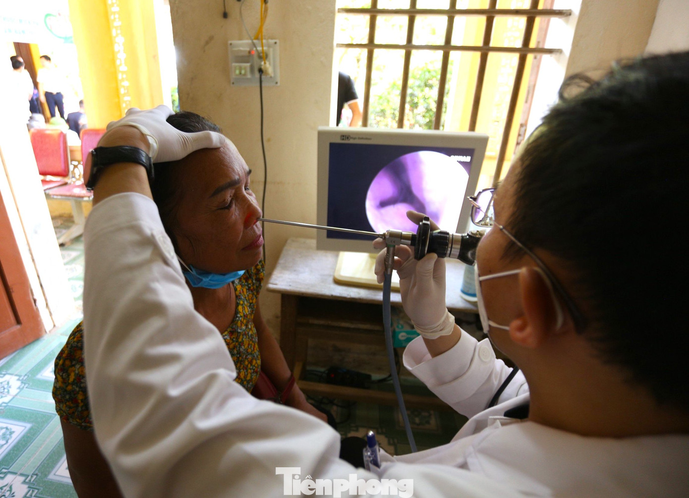 Nội soi tai mũi họng bằng máy móc hiện đại.