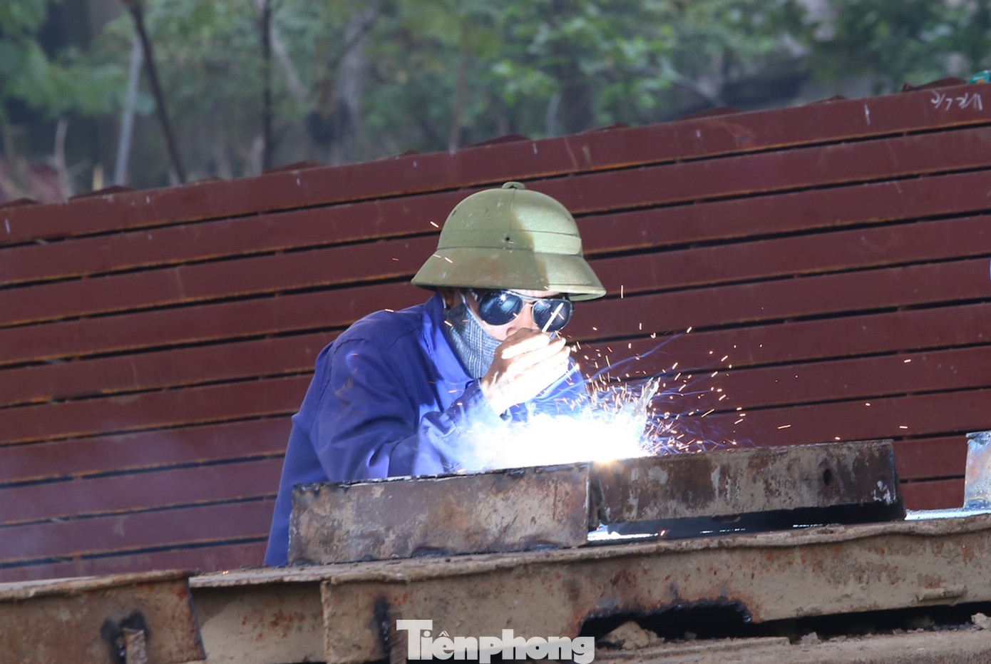 Các công nhân làm việc miệt mài những ngày cuối cùng của năm 2023.