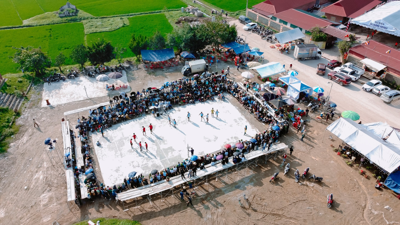 Lễ hội diễn ra với phần nghi lễ nghiêm trang và phần hội sôi nổi với nhiều trò chơi dân gian sôi động như đẩy gậy, kéo co, đập niêu, cờ người, vật tự do, đấu bóng chuyền nam, biểu diễn tuồng, chèo cổ... thu hút hàng nghìn người tham dự. Ảnh: Phật giáo Yên Thành.