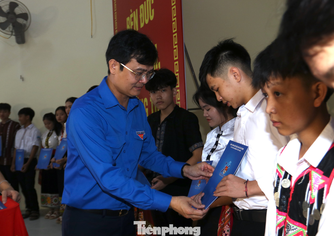 Anh Bùi Quang Huy - Bí thư thứ nhất Trung ương Đoàn tặng 50 suất quà trị giá 100 triệu đồng cho học sinh nghèo vượt khó học giỏi.