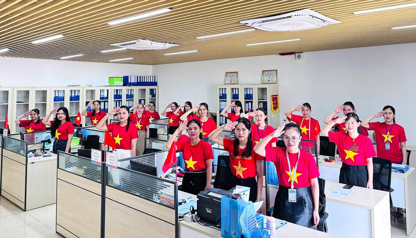 Không chỉ tại các khu xưởng, tại các khối hành chính văn phòng cũng hưởng ứng bằng cách đồng loạt mặc áo cờ đỏ sao vàng.