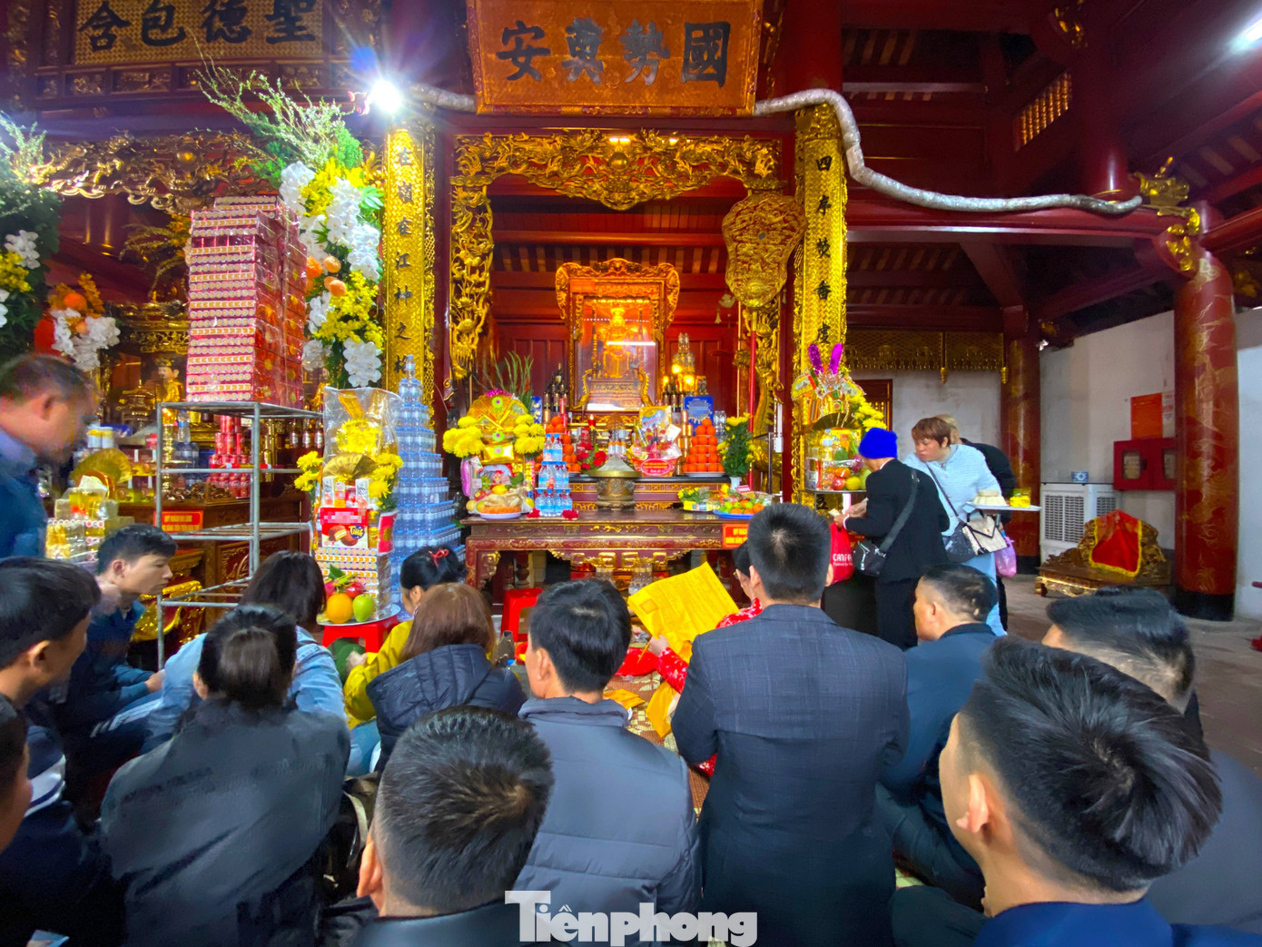 Bà Hoàng Thị Hoài Thanh - Trưởng Ban quản lý Khu di tích lịch sử đền Ông Hoàng Mười - cho biết năm nay thời tiết dịp Tết thuận lợi nên lượng khách hành hương về đền cúng bái rất đông. Từ mùng 1 Tết đến mùng 9 Tết, đã có hơn 150.000 lượt du khách hành hương về đền. “Xác định đây là dịp lễ lớn, du khách về đền đông nên mọi công tác về an ninh trật tự, phòng cháy chữa cháy, vệ sinh môi trường đều được Ban quản lý chuẩn bị chu đáo và tốt đẹp”, bà Hoàng Thị Hoài Thanh nói. Bà Hoàng Thị Hoài Thanh - Trưởng Ban quản lý Khu di tích lịch sử đền Ông Hoàng Mười - cho biết năm nay thời tiết dịp Tết thuận lợi nên lượng khách hành hương về đền cúng bái rất đông. Từ mùng 1 Tết đến mùng 9 Tết, đã có hơn 150.000 lượt du khách hành hương về đền. “Xác định đây là dịp lễ lớn, du khách về đền đông nên mọi công tác về an ninh trật tự, phòng cháy chữa cháy, vệ sinh môi trường đều được Ban quản lý chuẩn bị chu đáo và tốt đẹp”, bà Hoàng Thị Hoài Thanh nói.