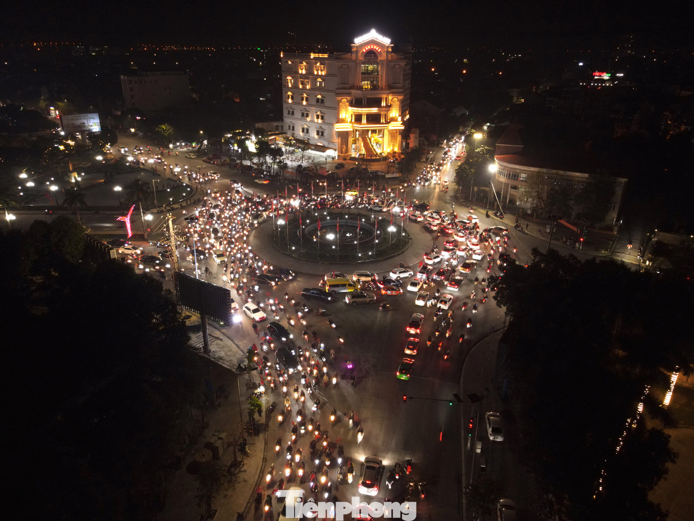 Tại vòng xuyến Hải Quan (thành phố Vinh, Nghệ An), dòng người đổ dồn về khiến giao thông tại đây tắc nghẽn.