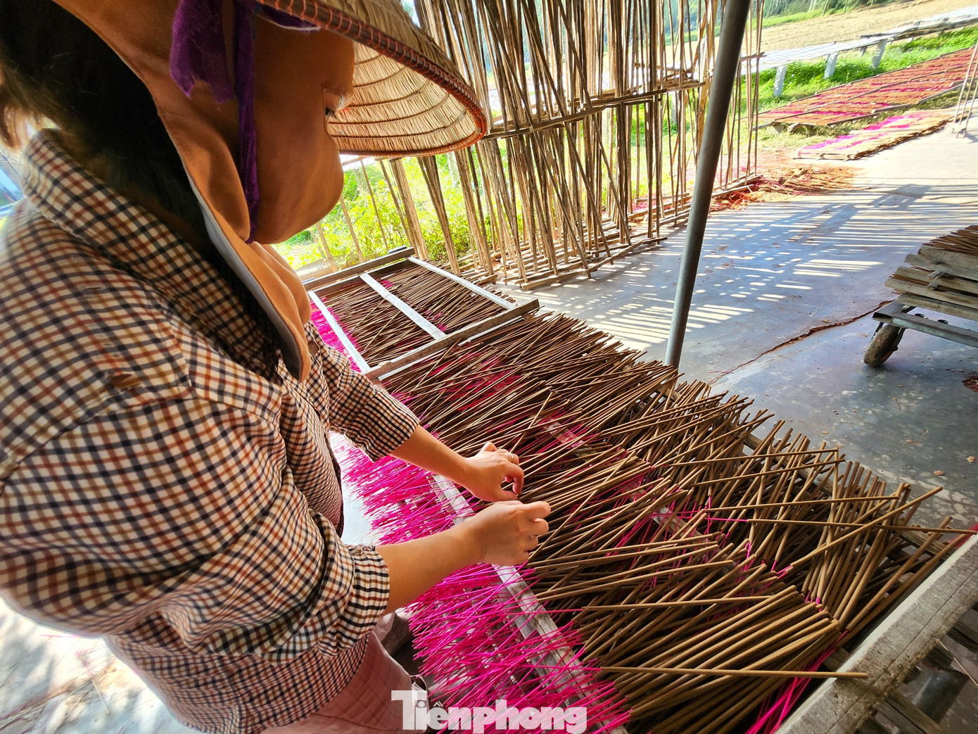 Mặc dù đã có máy làm nhưng sau khi xong, những người thợ phải kiểm tra kỹ để loại bỏ những que hương bị lỗi.