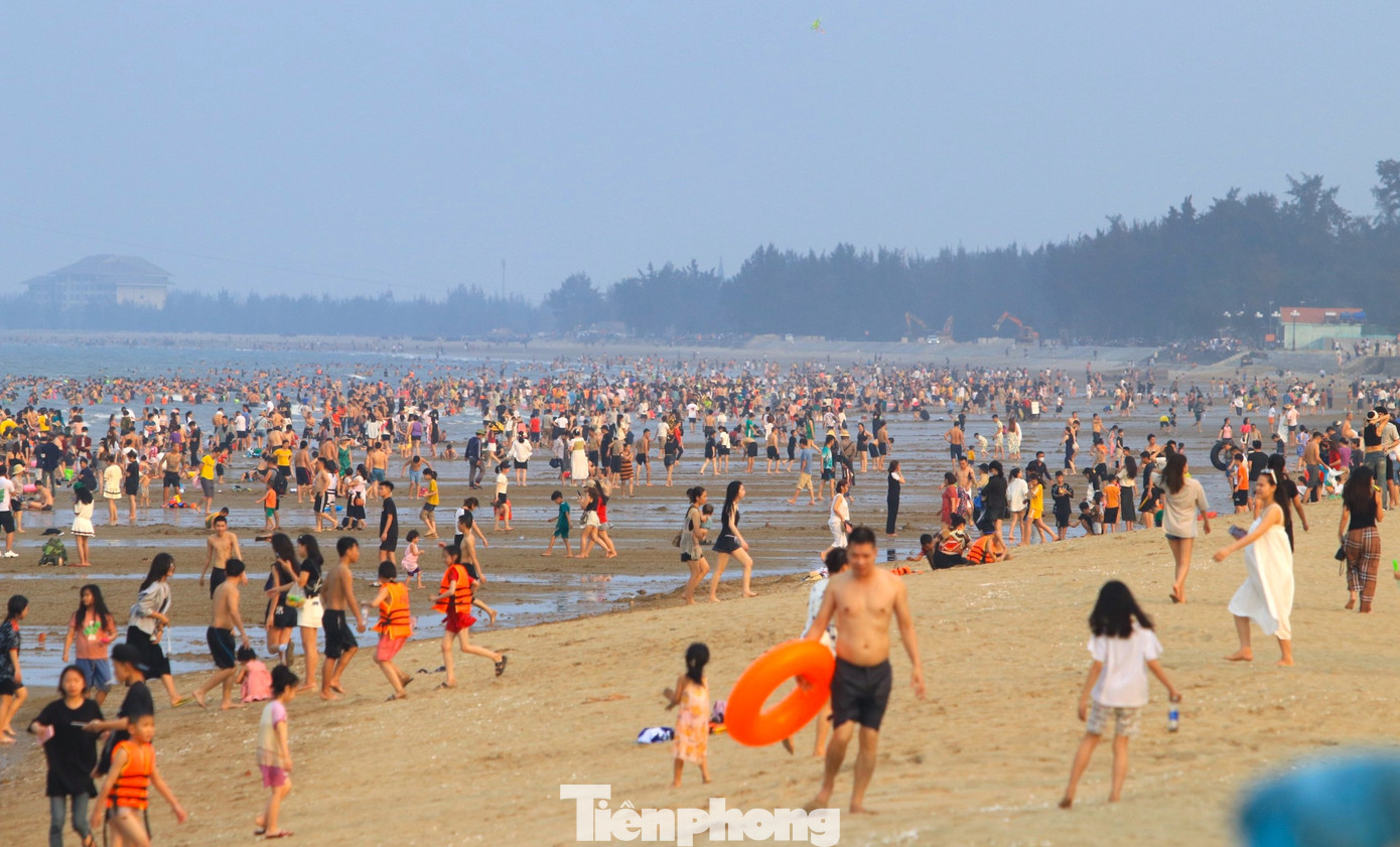 Càng về cuối chiều, du khách đổ dồn về bãi biển Cửa Lò càng đông. Càng về cuối chiều, du khách đổ dồn về bãi biển Cửa Lò càng đông.