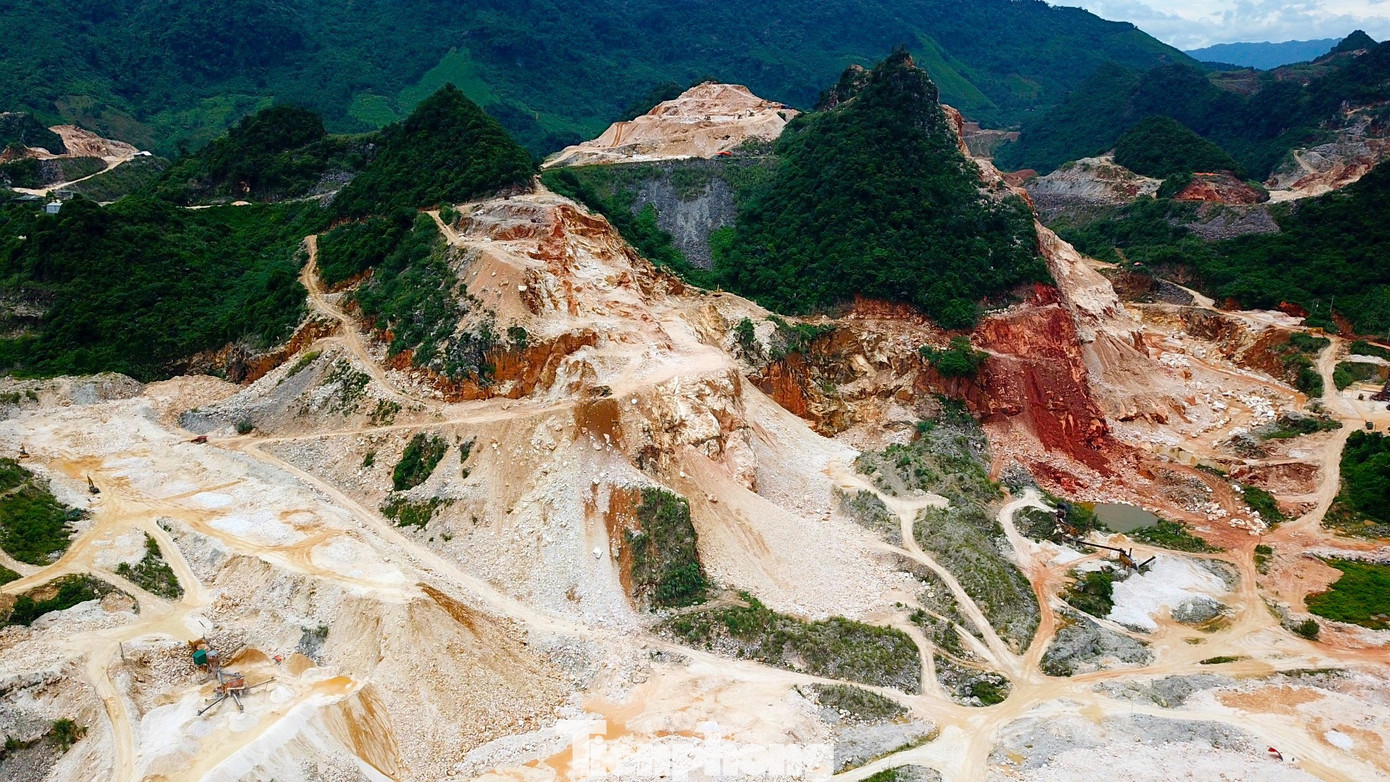 Quá trình chế biến khoáng sản sẽ tạo ra nhiều nguy cơ ô nhiễm môi trường, tiếng ồn … ảnh hưởng rất lớn đến người dân trên địa bàn. Đơn cử như năm 2020, tại một số bản của xã Châu Hồng (Quỳ Hợp) bất ngờ xuất hiện những “hố tử thần” sụt lún trên các cánh đồng rồi đến sụt lún nhà dân. Toàn bộ giếng nước của người dân bị cạn trơ đáy. Nguyên nhân được xác định do tụt nguồn nước ngầm và ảnh hưởng của hoạt động khai thác khoáng sản. Sau khi công ty Tân Hoàng Khang đóng gần đó dừng bơm hút nước ngầm để khai thác quặng, tình trạng sụt lún không còn xảy ra.