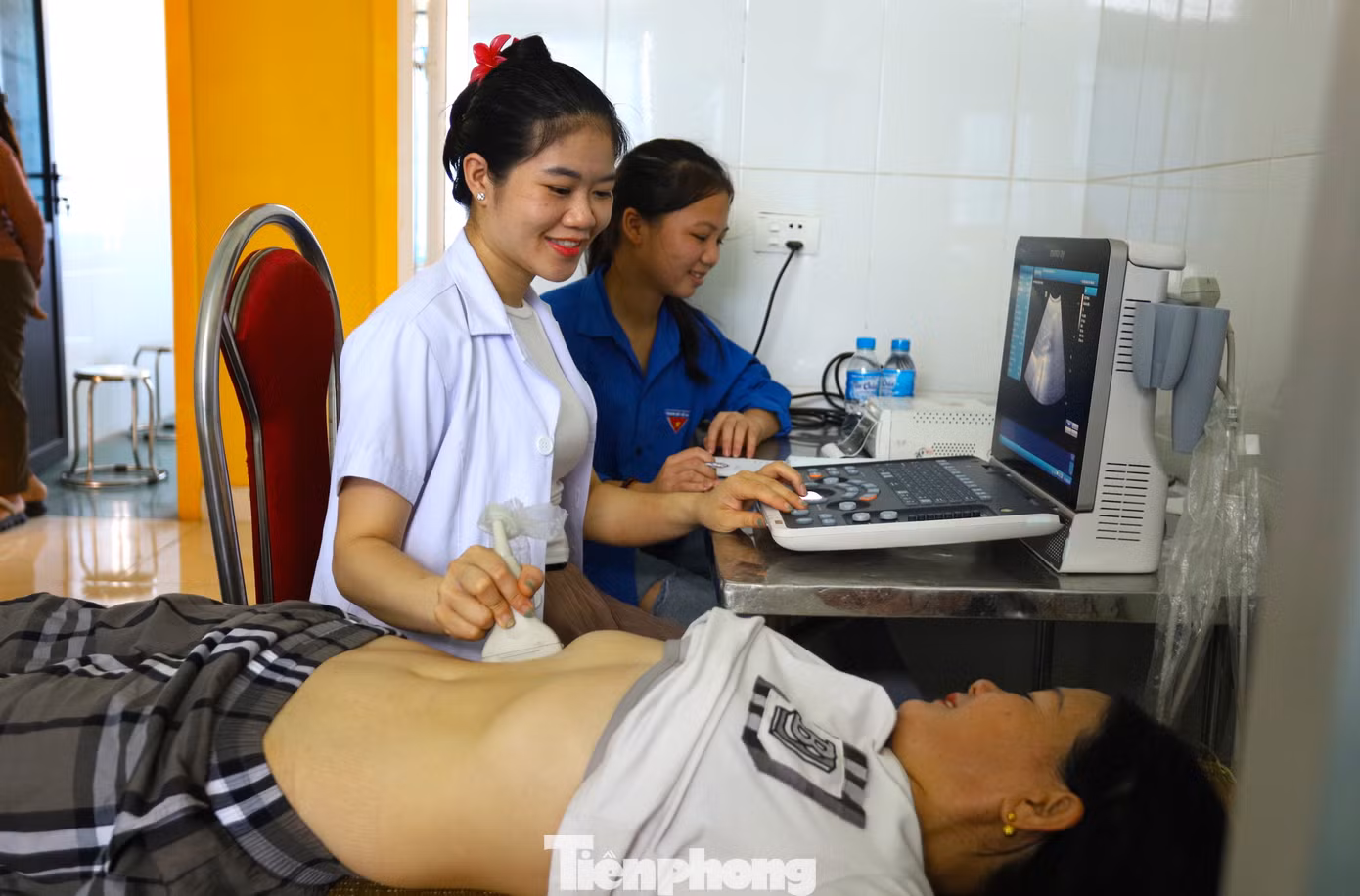 Các y bác sỹ đã sử dụng máy móc hiện đại để siêu âm, chụp X-Quang, thăm khám chọc tế bào vú, giáp, thăm khám ung thư…