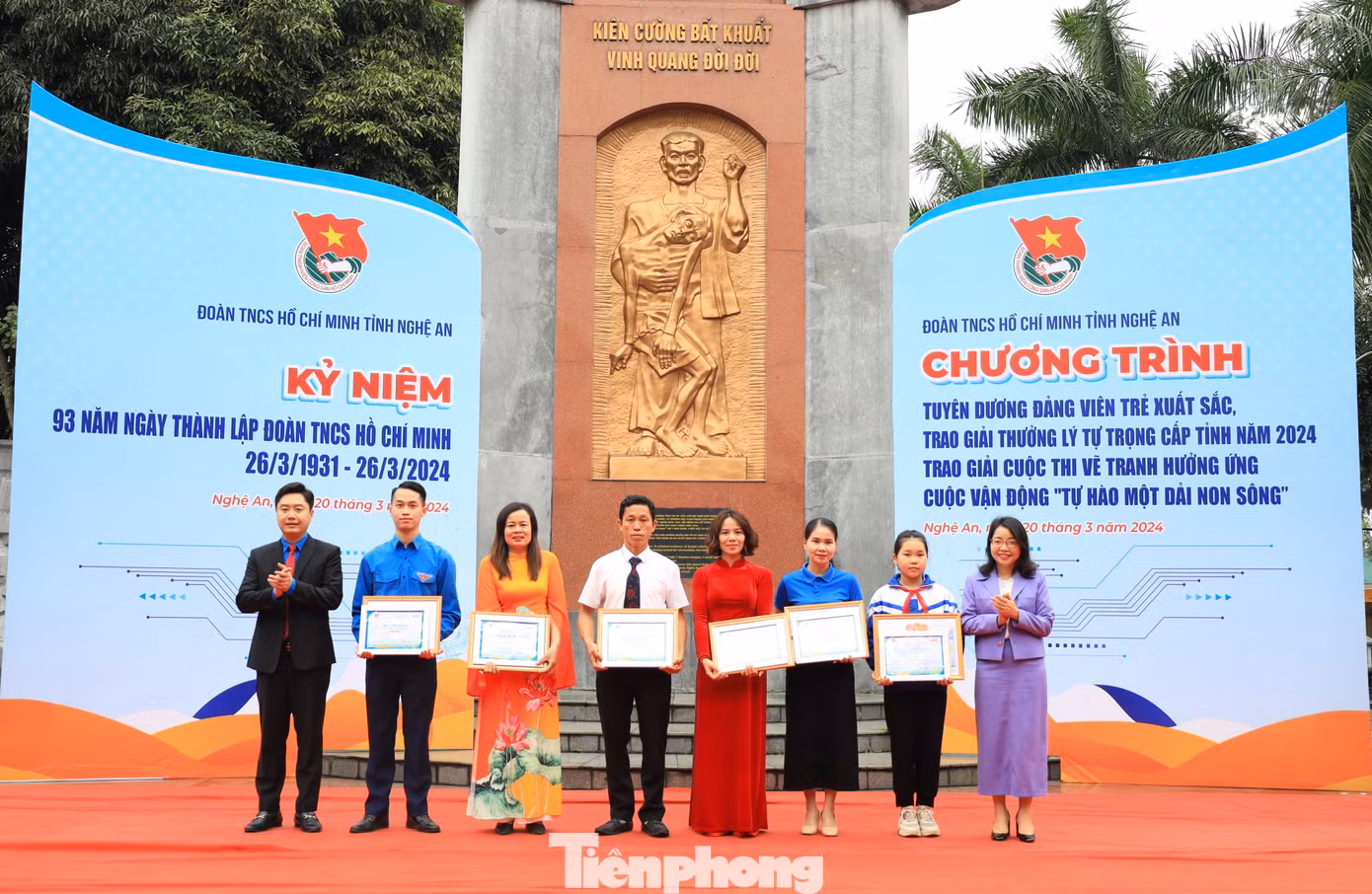Các tác giả, nhóm tác giả đạt giải nhì của cuộc thi.