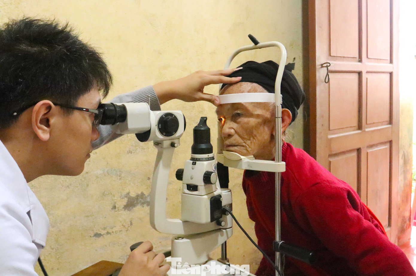 Các bác sĩ trong đoàn sử dụng các máy móc hiện đại như máy khám mắt, máy siêu âm... để thăm khám cho người dân.