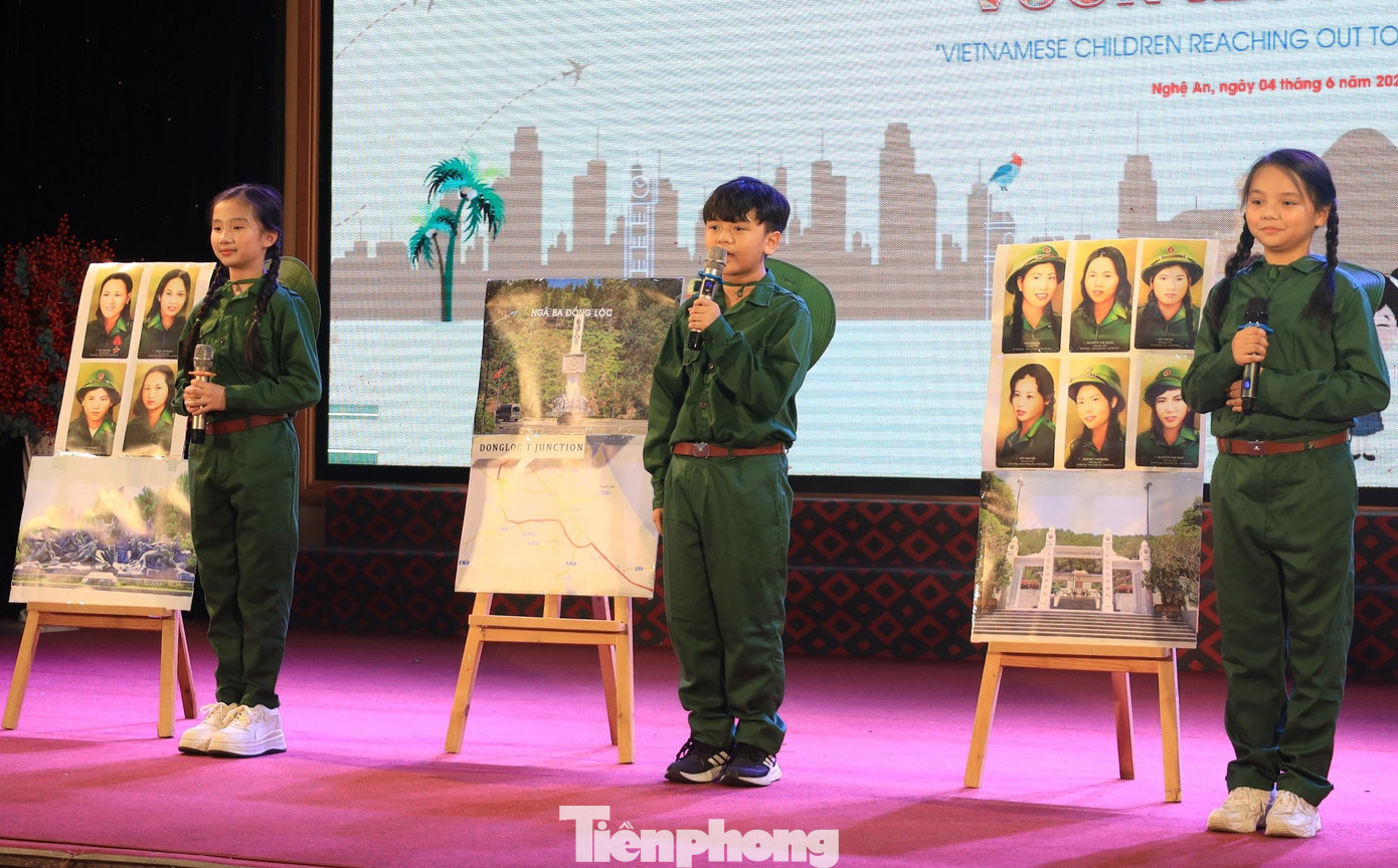 Mỗi đội thi có 3 thành viên sẽ thực hiện bài thuyết trình của mình trong thời gian từ 3-5 phút. Sau khi trình bày xong, Ban Giám khảo sẽ đặt câu hỏi có nội dung liên quan đến bài thuyết trình. Đội thi sẽ cử đại diện trả lời trong thời gian không quá 2 phút.