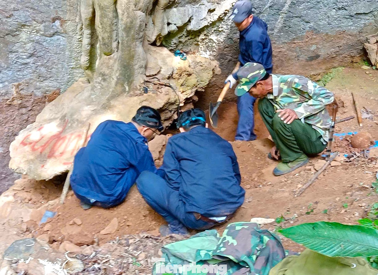 Theo các cán bộ, chiến sĩ, hiện nay việc tìm kiếm mộ liệt sĩ trên đất nước Lào gặp nhiều khó khăn. Phần vì thời tiết, phần vì địa bàn chủ yếu là núi rừng hiểm trở. Sơ đồ, bản đồ, vị trí chiến đấu đã có sai lệch do địa hình thực tế bị thay đổi. Bên cạnh đó, các phần mộ nằm rải rác, thông tin người dân biết vị trí phần mộ ít khiến công việc tìm kiếm gặp khó khăn. Theo các cán bộ, chiến sĩ, hiện nay việc tìm kiếm mộ liệt sĩ trên đất nước Lào gặp nhiều khó khăn. Phần vì thời tiết, phần vì địa bàn chủ yếu là núi rừng hiểm trở. Sơ đồ, bản đồ, vị trí chiến đấu đã có sai lệch do địa hình thực tế bị thay đổi. Bên cạnh đó, các phần mộ nằm rải rác, thông tin người dân biết vị trí phần mộ ít khiến công việc tìm kiếm gặp khó khăn.