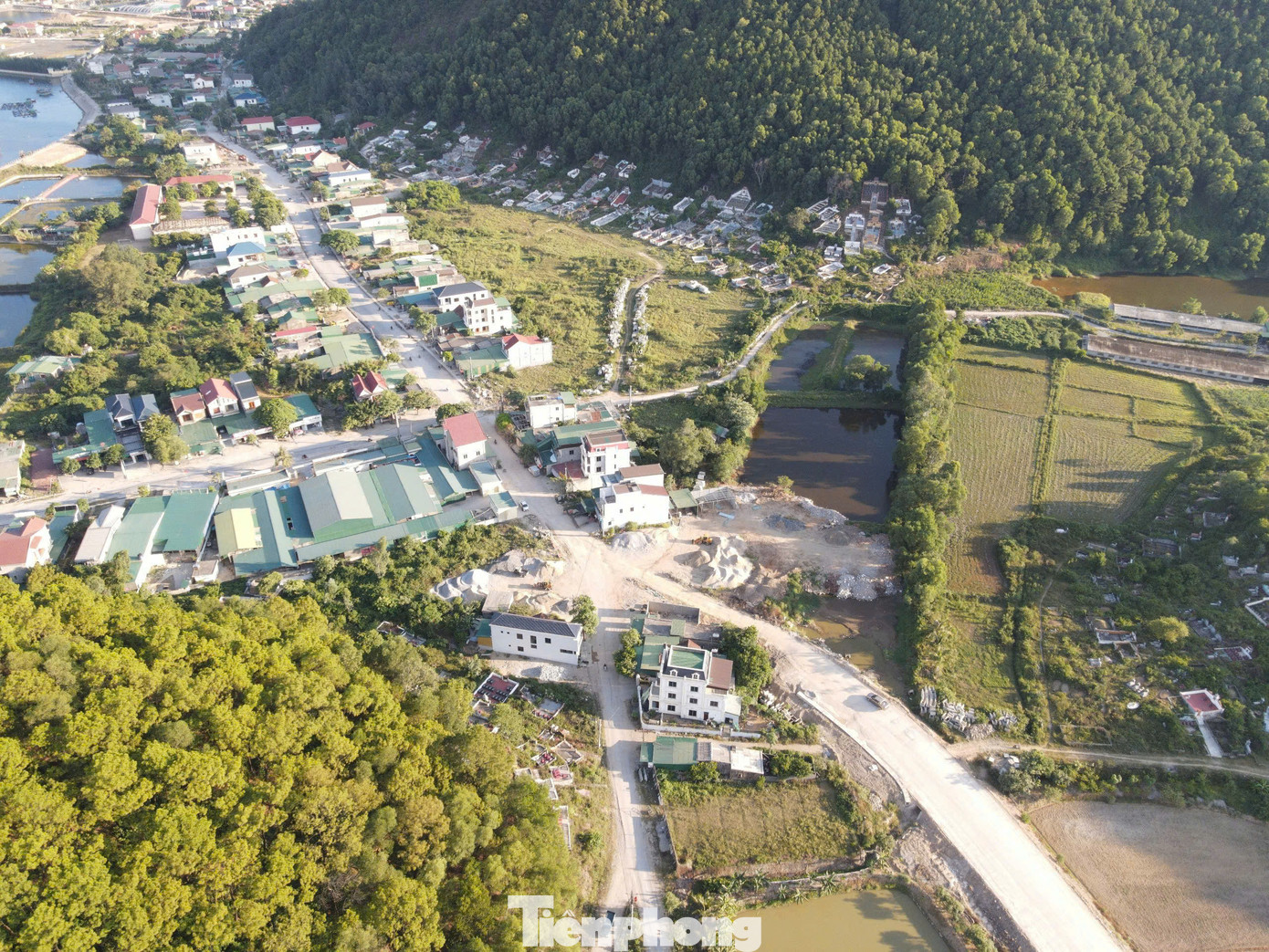 Huyện Nghi Lộc hiện còn 7 hộ dân với 0,15km mặt bằng chưa được bàn giao cho đơn vị thi công dự án. Huyện Nghi Lộc hiện còn 7 hộ dân với 0,15km mặt bằng chưa được bàn giao cho đơn vị thi công dự án.