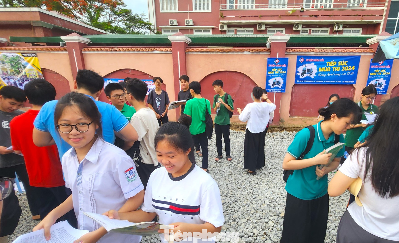 Nhiều em học sinh tập trung trước khu vực trước cổng trường THPT Huỳnh Thúc Kháng tranh thủ học ôn trước khi vào làm bài.