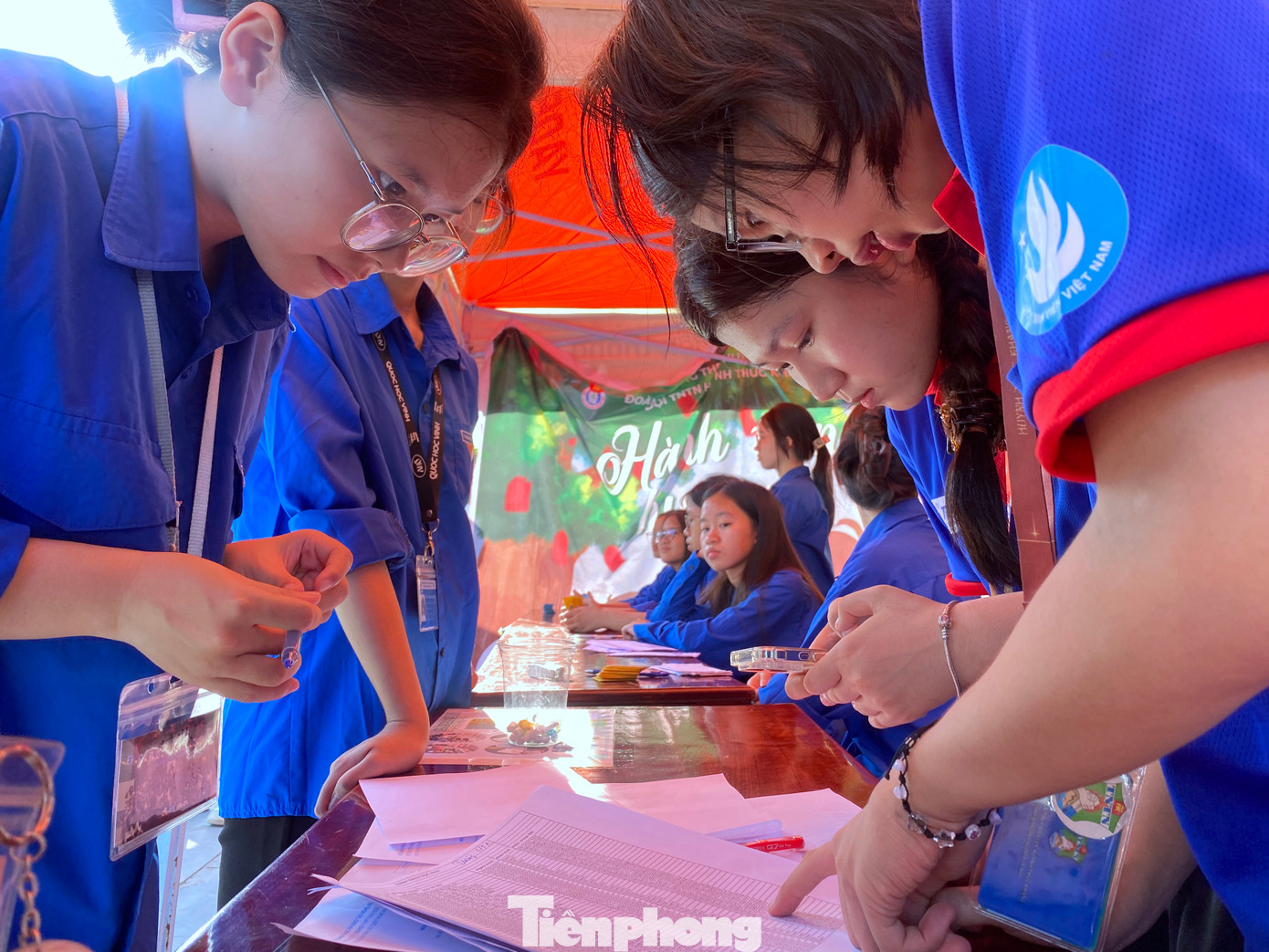 Các thanh niên tình nguyện căng mắt rà soát từng học sinh vắng mặt để gọi hỗ trợ. Các thanh niên tình nguyện căng mắt rà soát từng học sinh vắng mặt để gọi hỗ trợ.