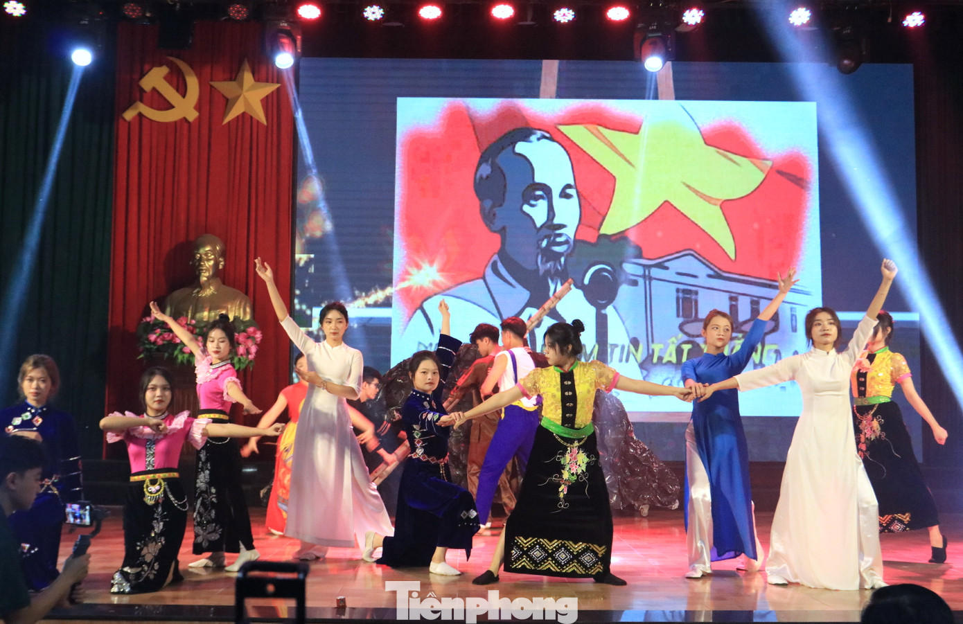 Những tiết mục múa hát, kịch ngắn được giao lưu tại chương trình trong không khí vui tươi, sôi nổi.