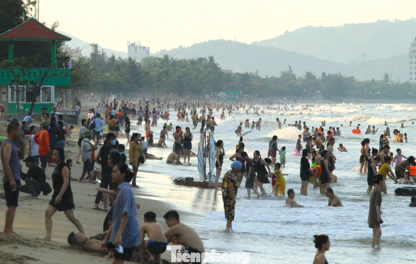 Phần lớn du khách về tắm biển dịp lễ Quốc khánh 2/9 này là du khách ngoại tỉnh đi du lịch.