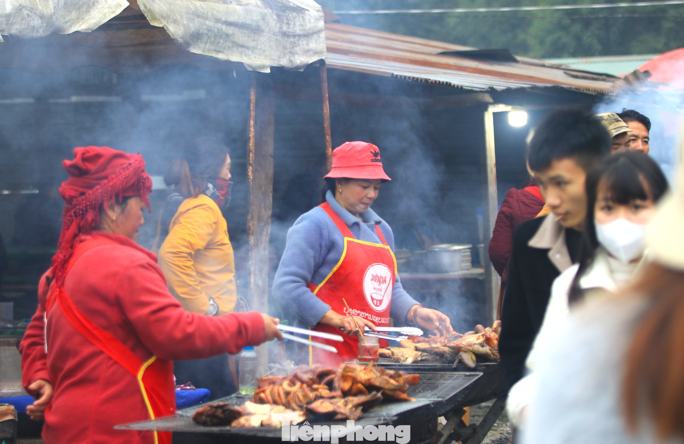 Đông vui nhộn nhịp nhất là những quầy hàng bán thịt nướng. Đông vui nhộn nhịp nhất là những quầy hàng bán thịt nướng.