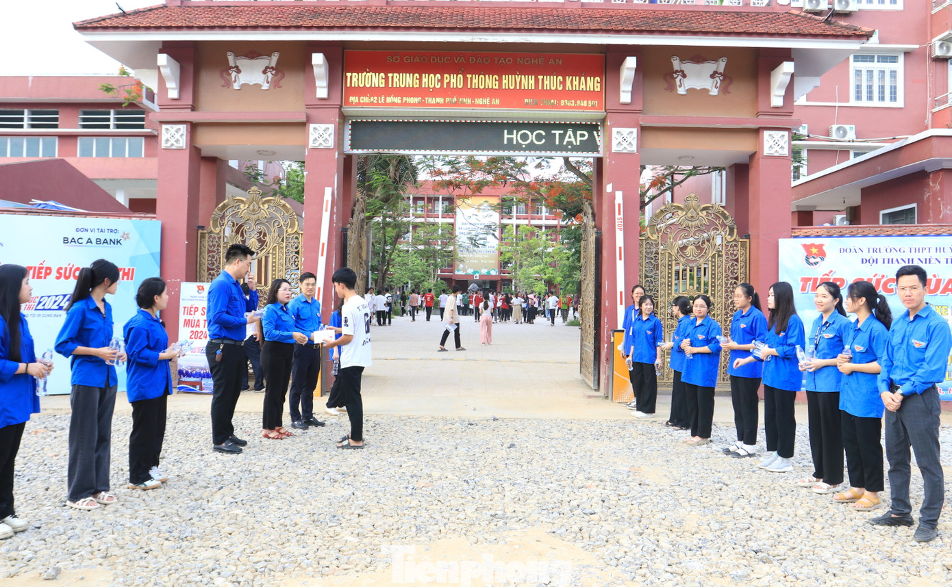 Trong 2 ngày 5-6/6, tỉnh Nghệ An tổ chức Kỳ thi tuyển sinh vào lớp 10 năm học 2024 - 2025 cho hơn 44.000 thí sinh. Kỳ thi này được đánh giá khó khăn nhất khi toàn tỉnh chỉ có hơn 36.000 chỉ tiêu vào các trường công lập. Đồng nghĩa với đó là khoảng 8.000 thí sinh sẽ không trúng tuyển ở kỳ thi này.