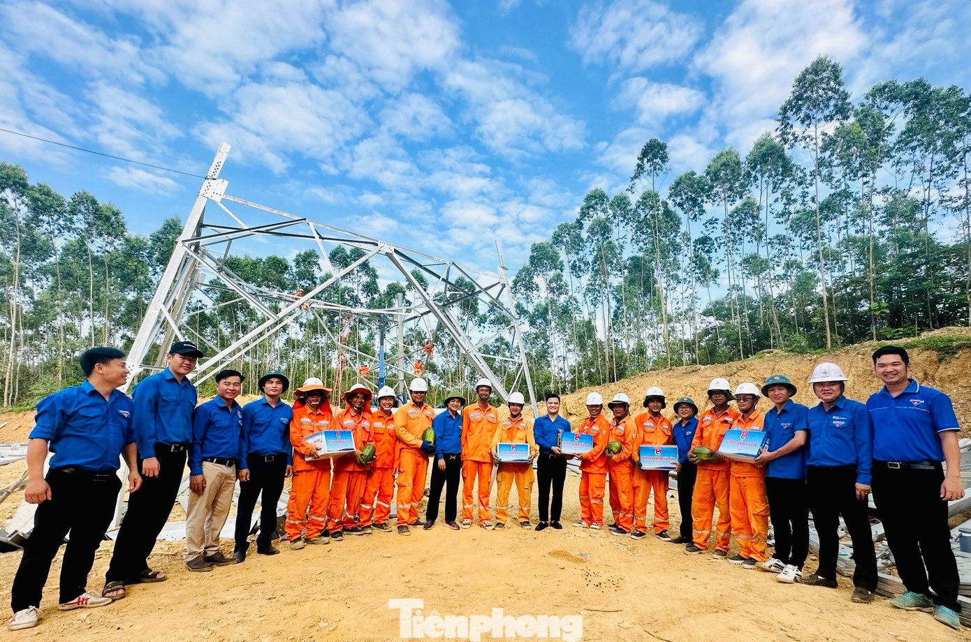 Trên tinh thần “chia lửa, san sẻ khó khăn”, tuổi trẻ toàn tỉnh Nghệ An đã đồng lòng chi viện cho lực lượng tham gia làm nhiệm vụ tại 6 huyện, thành thị nơi có đường điện đi qua với hơn 1.000 két nước, sữa, 500 suất cơm, 500 kg chanh tươi.