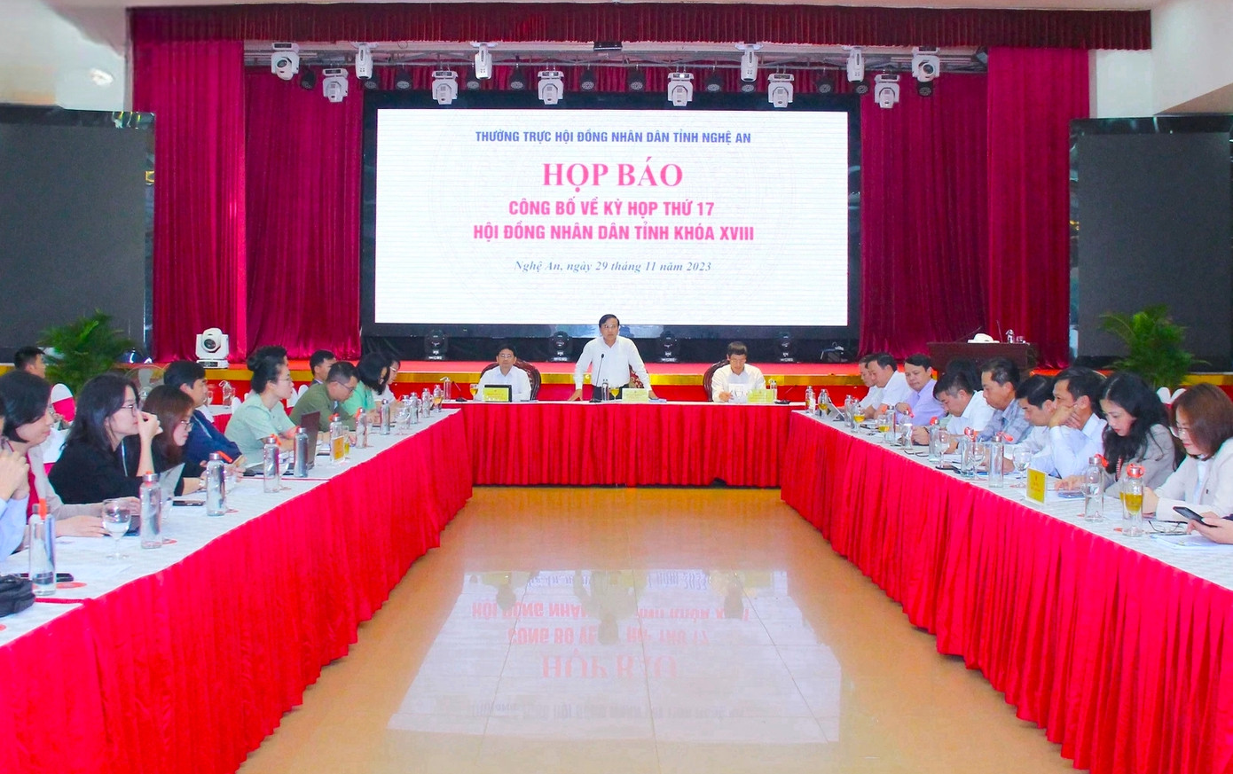 Trước đó ngày 29/11, Hội đồng nhân dân tỉnh Nghệ An đã tổ chức họp báo công bố về kỳ họp thứ 17, khóa XVIII, nhiệm kỳ 2021-2026. (Ảnh: Mai Hoa).