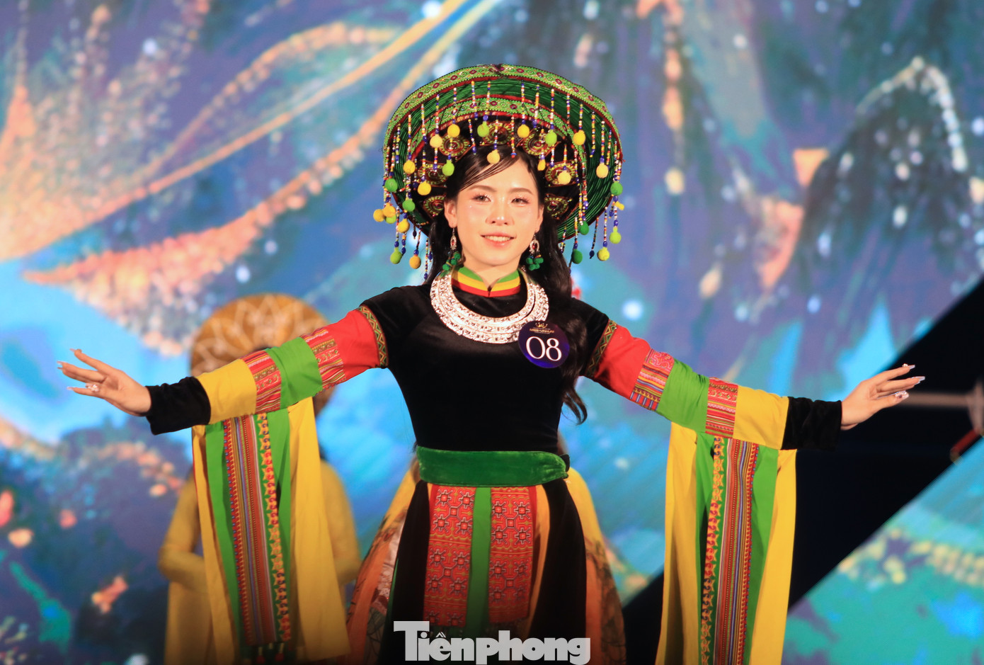 Nhiều thí sinh lựa chọn trang phục mang đậm bản sắc văn hóa của dân tộc mình để trình diễn trong đêm chung kết.