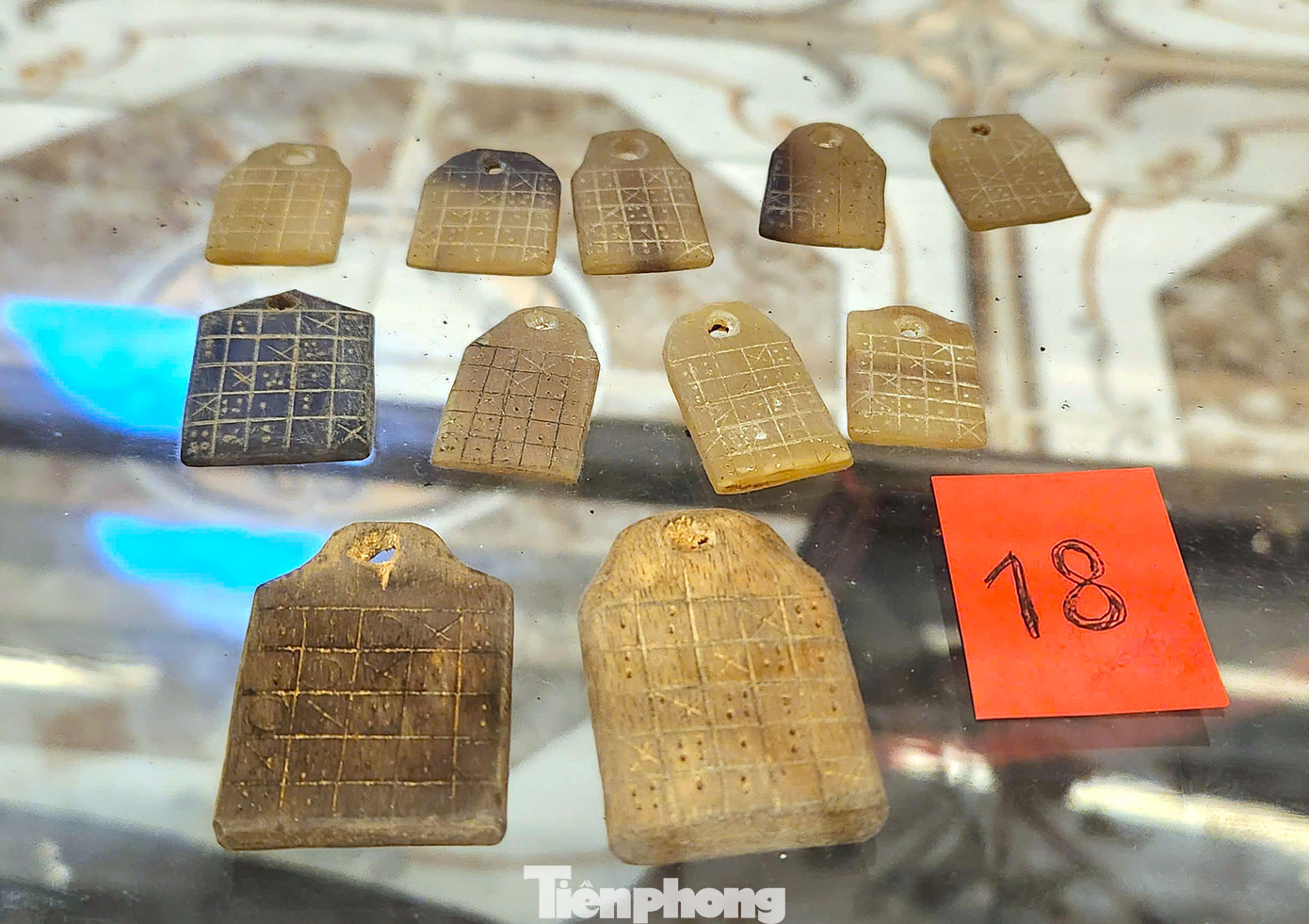 Bộ lịch cổ người Thái làm từ gỗ, sừng trâu, ngà voi... "Người Thái họ khắc lịch lên gỗ, sừng, ngà... Những chấm nhỏ tượng trưng cho ngày, tháng. Nếu không hiểu sẽ không xem được bộ lịch này", bà Bích cho hay.