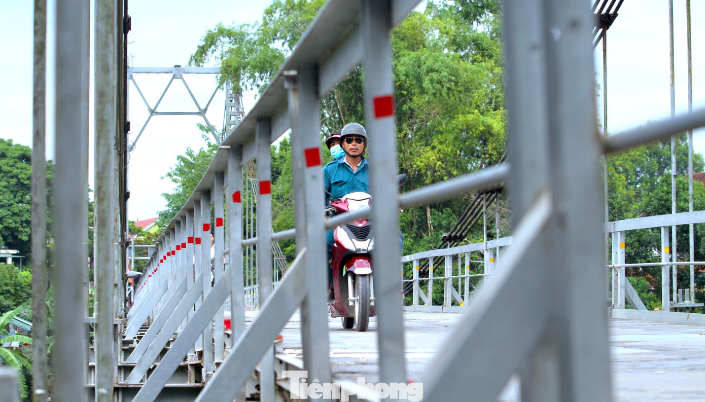"Nhà ở sát cầu nên ngày nào tôi cũng đi qua cầu 4,5 lượt. Mỗi lần đi qua lúc vắng người còn đỡ, lúc nào đông xe cộ thì cây cầu run lên bần bật, sợ lắm.”, ông Nguyễn Văn Tuấn (60 tuổi, trú xã Phong Thịnh, huyện Thanh Chương, Nghệ An) chia sẻ.
