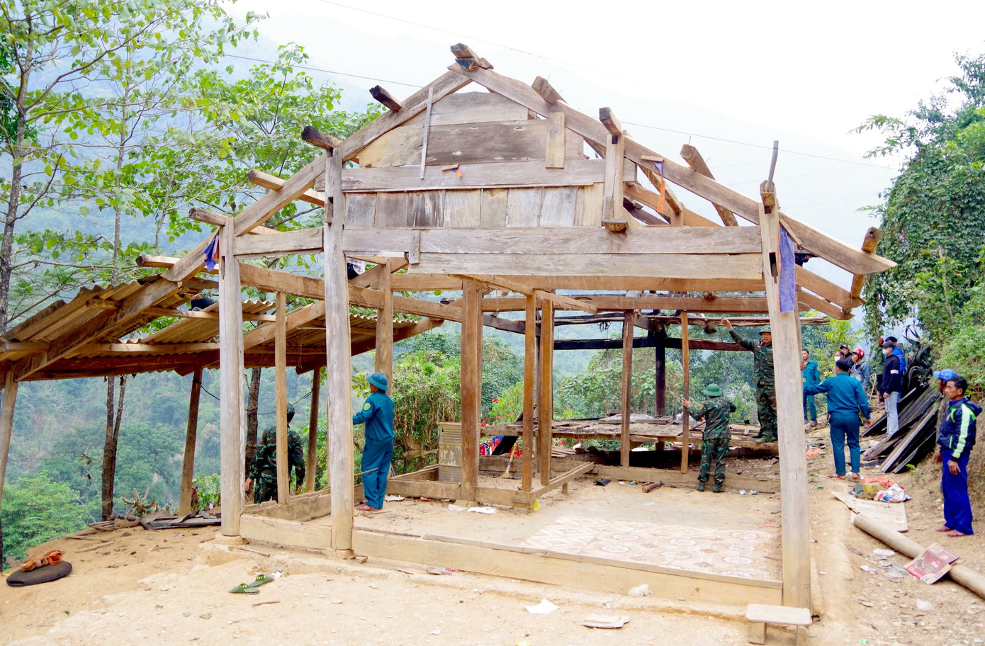 Ông Hoa Văn Môn - Chủ tịch UBND xã Mường Típ, cho biết, ngoài các cán bộ chiến sĩ Ban Chỉ huy Quân sự huyện Kỳ Sơn, Dân quân tự vệ, có nhiều lực lượng chức năng khác cũng được huy động đến hỗ trợ người dân bản Vàng Phao tháo dỡ nhà cửa, tài sản đến khu tái định cư. (Ảnh: Trọng Kiên Châu Khang).