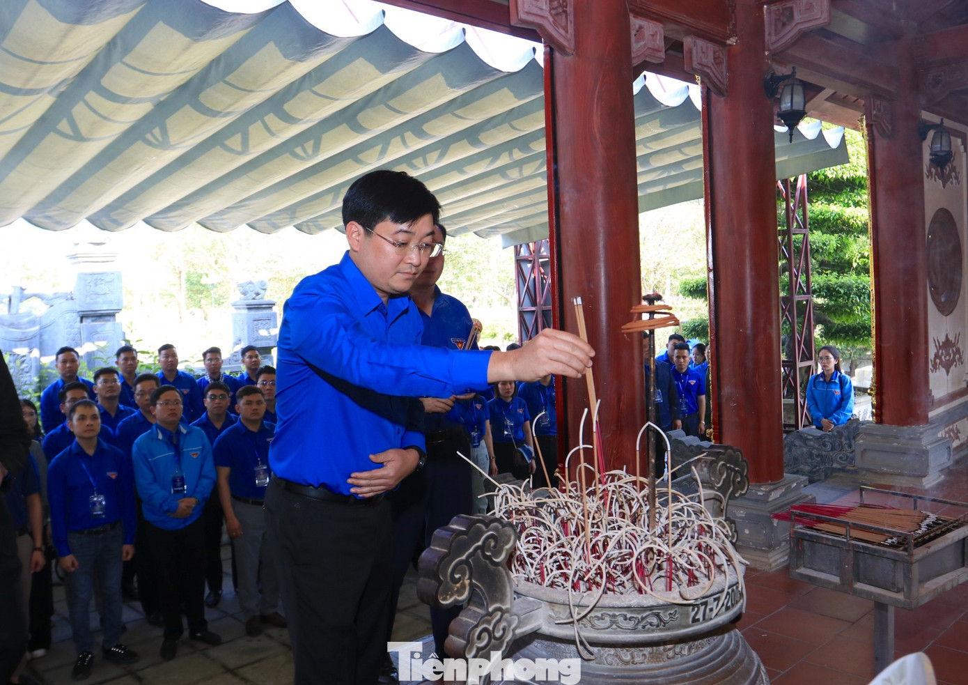 Anh Bùi Minh Tuấn - Ủy viên Ban Thường vụ, Trưởng ban Tổ chức T.Ư Đoàn dâng hương lên khu mộ chung của 13 anh hùng liệt sĩ tại Khu di tích lịch sử Quốc gia Truông Bồn. Anh Bùi Minh Tuấn - Ủy viên Ban Thường vụ, Trưởng ban Tổ chức T.Ư Đoàn dâng hương lên khu mộ chung của 13 anh hùng liệt sĩ tại Khu di tích lịch sử Quốc gia Truông Bồn.