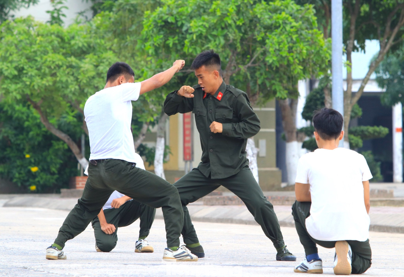 Thể hiện những động tác võ trong các tình huống giả định.