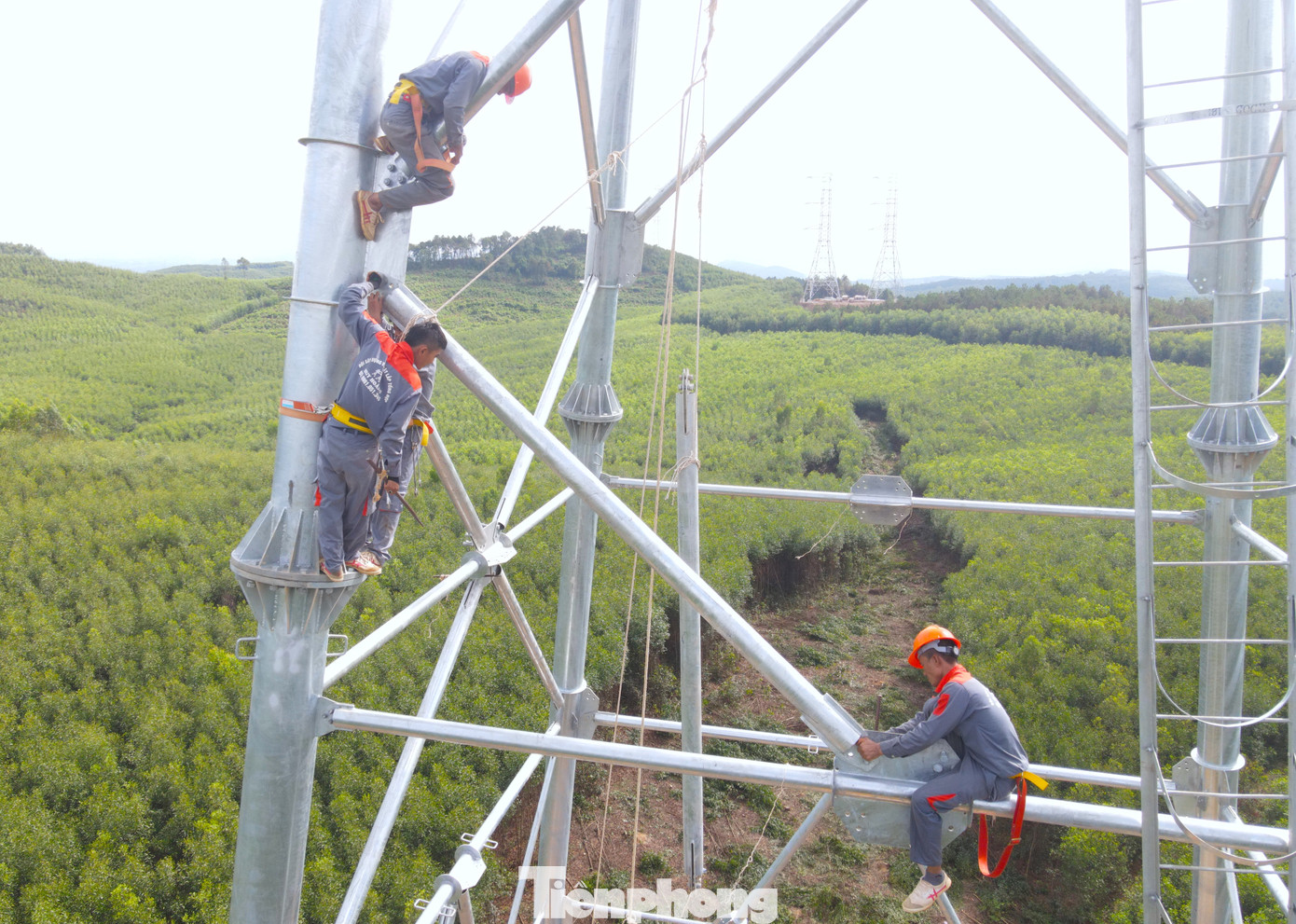 "Ngày nào chúng tôi cũng làm việc trên cột điện, cách mặt đất hàng chục mét nên quen rồi. Nếu người không quen thì không làm được. Ngày nào mát trời còn đỡ, chứ nắng nóng như mấy hôm nay thì mệt lắm", anh Nguyễn Văn Thương (trú ở tỉnh Thanh Hóa) chia sẻ.