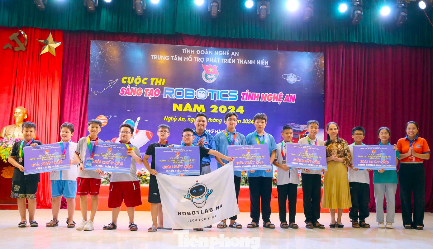 6 đội thi đạt giải xuất sắc được chọn từ các đội thi đạt giải vàng.