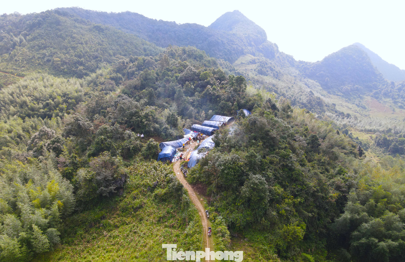 Sợ núi tiếp tục lở, 48 hộ dân trong xóm bàn nhau đến khu vực Chạn Xá để dựng lán sống tạm qua ngày, chờ chính quyền địa phương bố trí nơi ở mới.