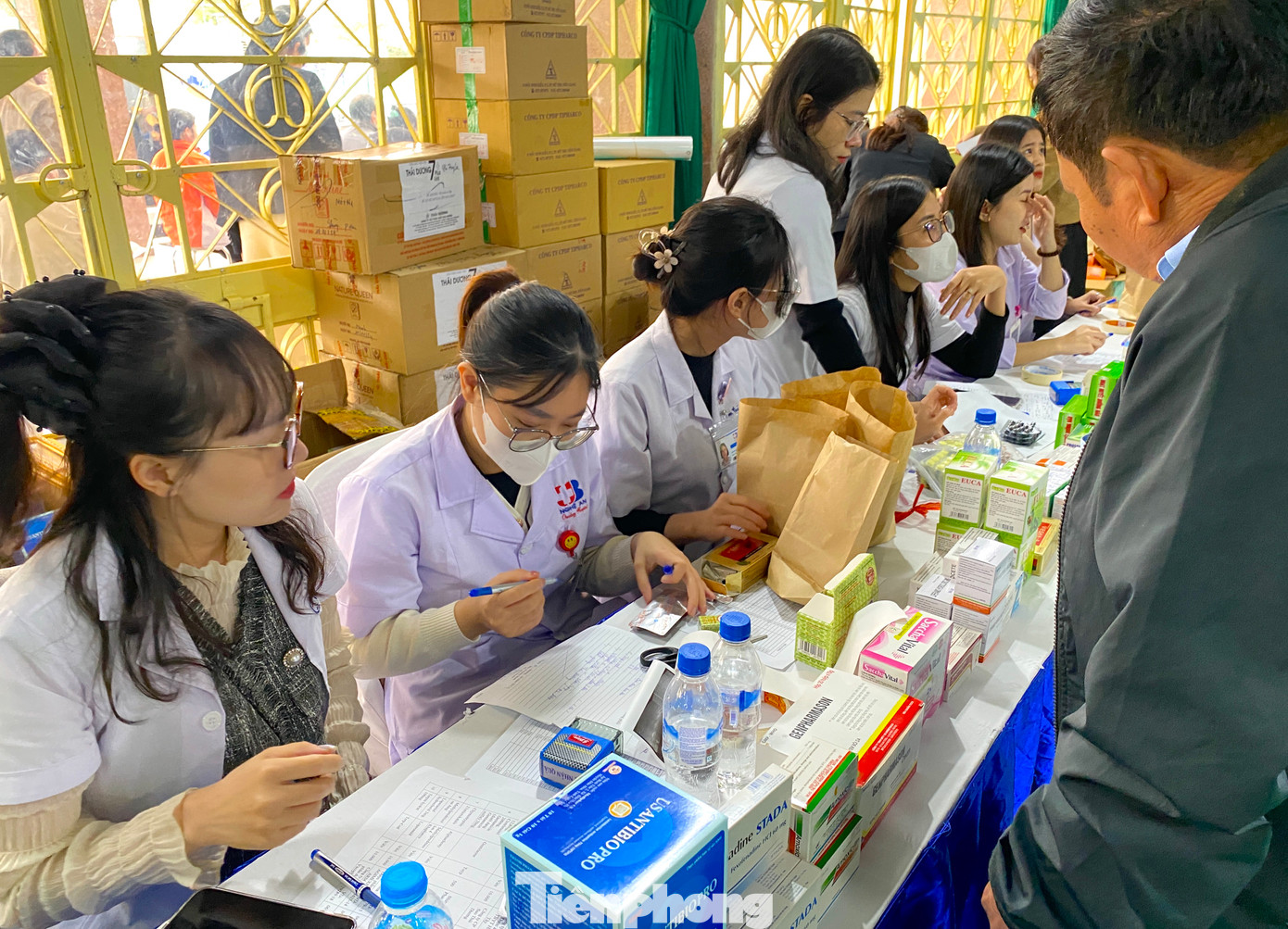 Và được phát thuốc miễn phí để kịp thời điều trị bệnh.