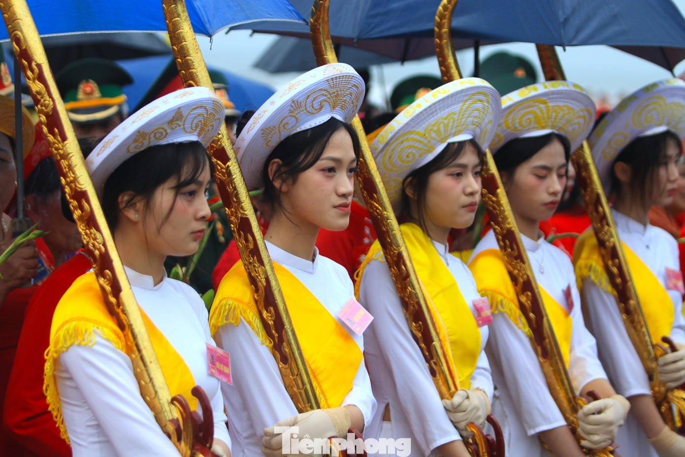 Trong quá trình thực hiện nghi thức cầu ngư, 23 thiếu nữ tay cầm bảo kiếm xếp thành 2 hàng đứng trang nghiêm 2 bên.