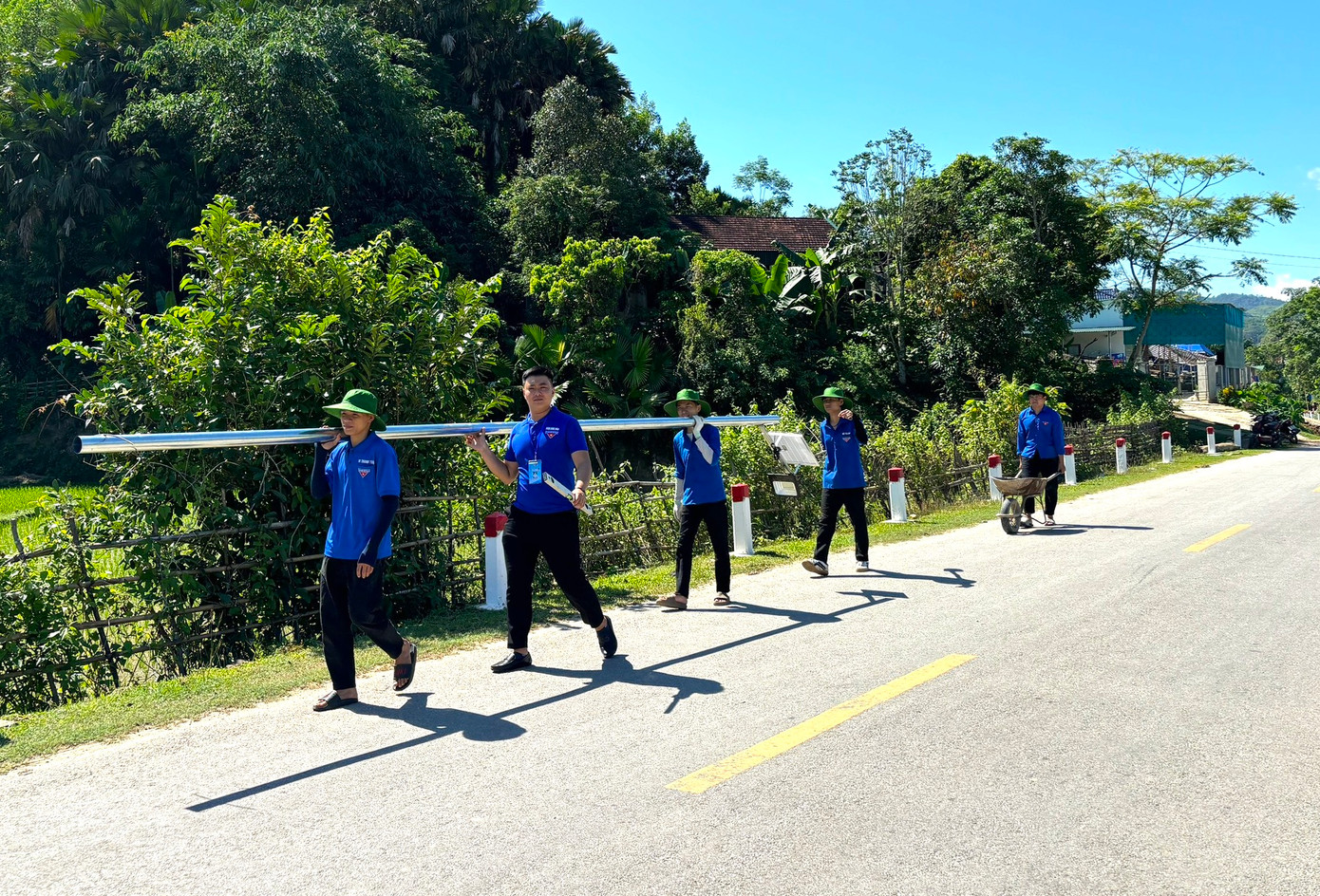 Để triển khai công trình, thanh niên phải đi mua vật liệu rồi cùng mang đến địa điểm làm.