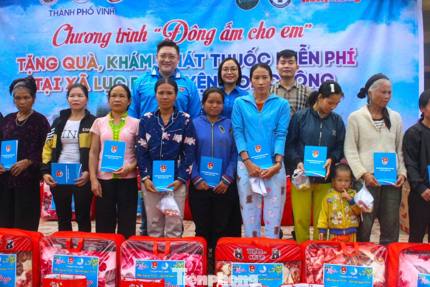 Ban đại diện báo Tiền Phong tại Nghệ An, Ban Thường vụ Thành Đoàn Vinh, Huyện Đoàn Con Cuông trao những phần quà ý nghĩa đến 30 hộ gia đình chính sách của xã Lục Dạ.