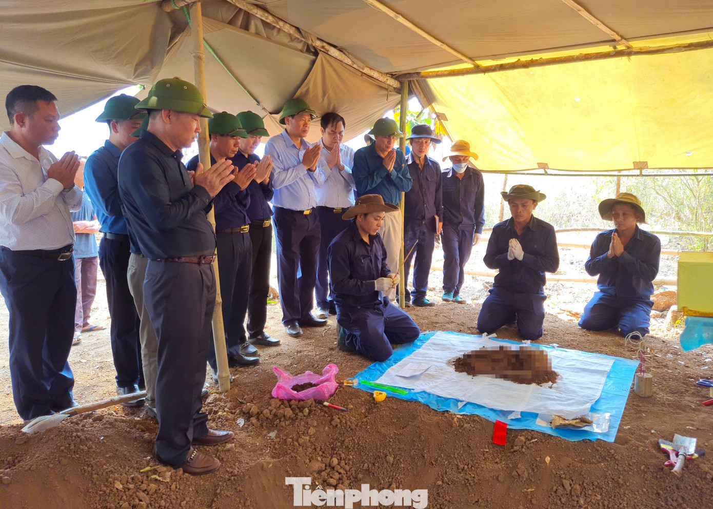 Hàng chục nghìn hài cốt liệt sĩ được tìm thấy và đưa về Việt Nam nhưng điều khiến các cán bộ chiến sĩ Đội quy tập trăn trở nhất chính là phần lớn các hài cốt chưa được xác định danh tính. Hàng chục nghìn hài cốt liệt sĩ được tìm thấy và đưa về Việt Nam nhưng điều khiến các cán bộ chiến sĩ Đội quy tập trăn trở nhất chính là phần lớn các hài cốt chưa được xác định danh tính.