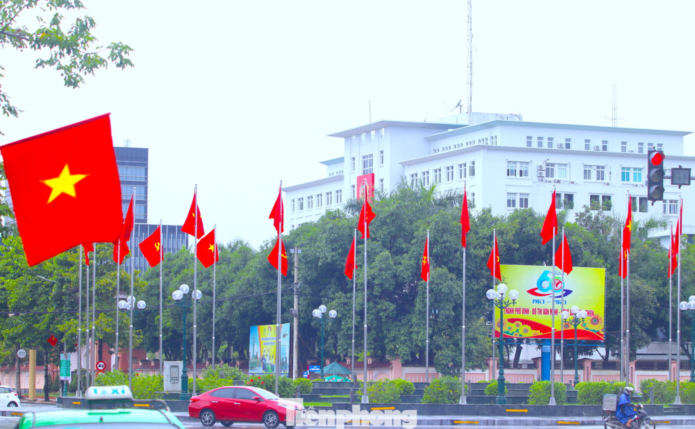 Tại vòng xuyến Hải Quan, những cột cờ Đảng, cờ Tổ Quốc đỏ thắm được dựng lên tung bay phấp phới trong gió.