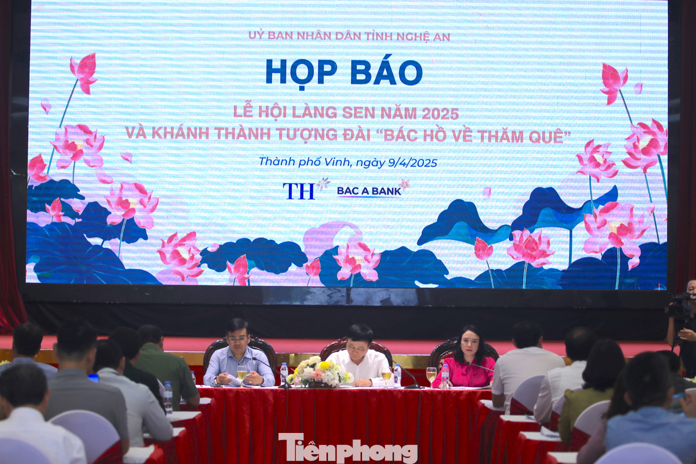 Toàn cảnh buổi họp báo.