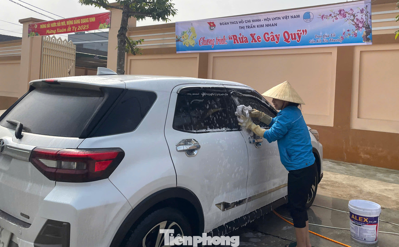 Biết các đoàn viên rửa xe gây quỹ từ thiện, nhiều người cũng đưa ô tô đến để rửa ủng hộ vào quỹ.