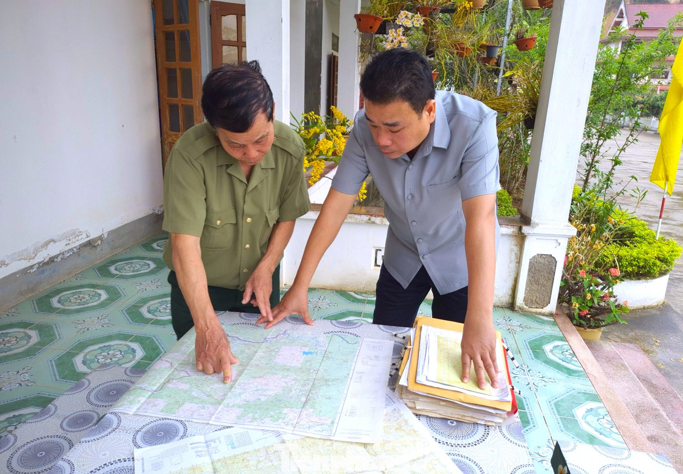 Thượng tá Chế Ngọc Hà cho biết thêm, việc tìm kiếm các mộ liệt sĩ trên đất nước Lào gặp rất nhiều khó khăn. Phần do địa bàn chủ yếu là rừng núi hiểm trở; sơ đồ, bản đồ căn cứ, vị trí chiến đấu, trú ẩn được cung cấp có sự sai lệch và thực tế đã bị đổi thay nhiều; các phần mộ cũng nằm phân tán, rải rác nhiều khu vực; người dân bản địa biết thông tin ngày càng ít đi. Trong ảnh, Thượng tá Chế Ngọc Hà nghiên cứu bản đồ trước mỗi lần thực hiện nhiệm vụ tìm kiếm. Thượng tá Chế Ngọc Hà cho biết thêm, việc tìm kiếm các mộ liệt sĩ trên đất nước Lào gặp rất nhiều khó khăn. Phần do địa bàn chủ yếu là rừng núi hiểm trở; sơ đồ, bản đồ căn cứ, vị trí chiến đấu, trú ẩn được cung cấp có sự sai lệch và thực tế đã bị đổi thay nhiều; các phần mộ cũng nằm phân tán, rải rác nhiều khu vực; người dân bản địa biết thông tin ngày càng ít đi. Trong ảnh, Thượng tá Chế Ngọc Hà nghiên cứu bản đồ trước mỗi lần thực hiện nhiệm vụ tìm kiếm.